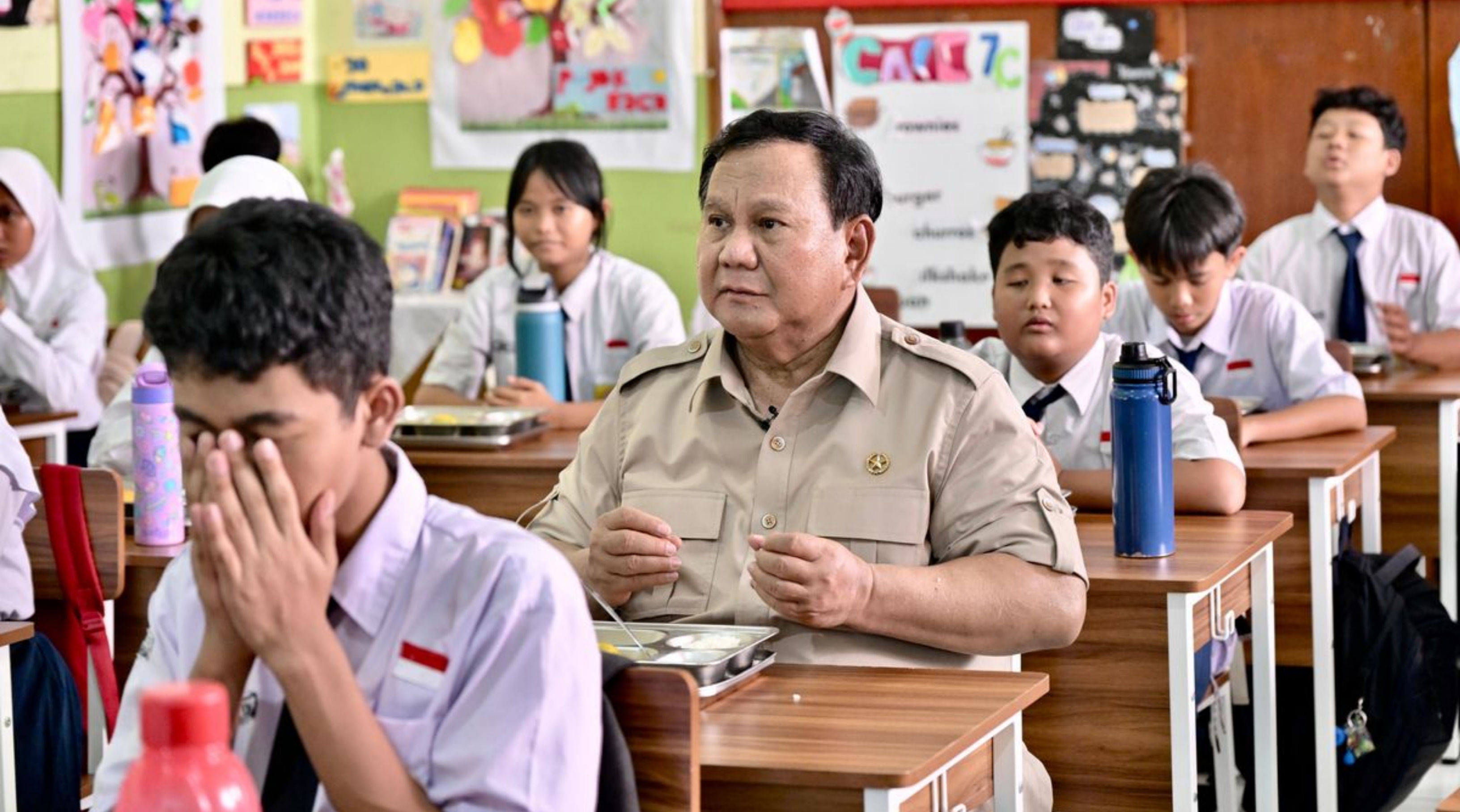 Presiden Prabowo Subianto ikut makan MBG di SMPN 111 Jakarta pada Selasa, 2 Juni 2026. (IDNVoice/BPMI Setpres)