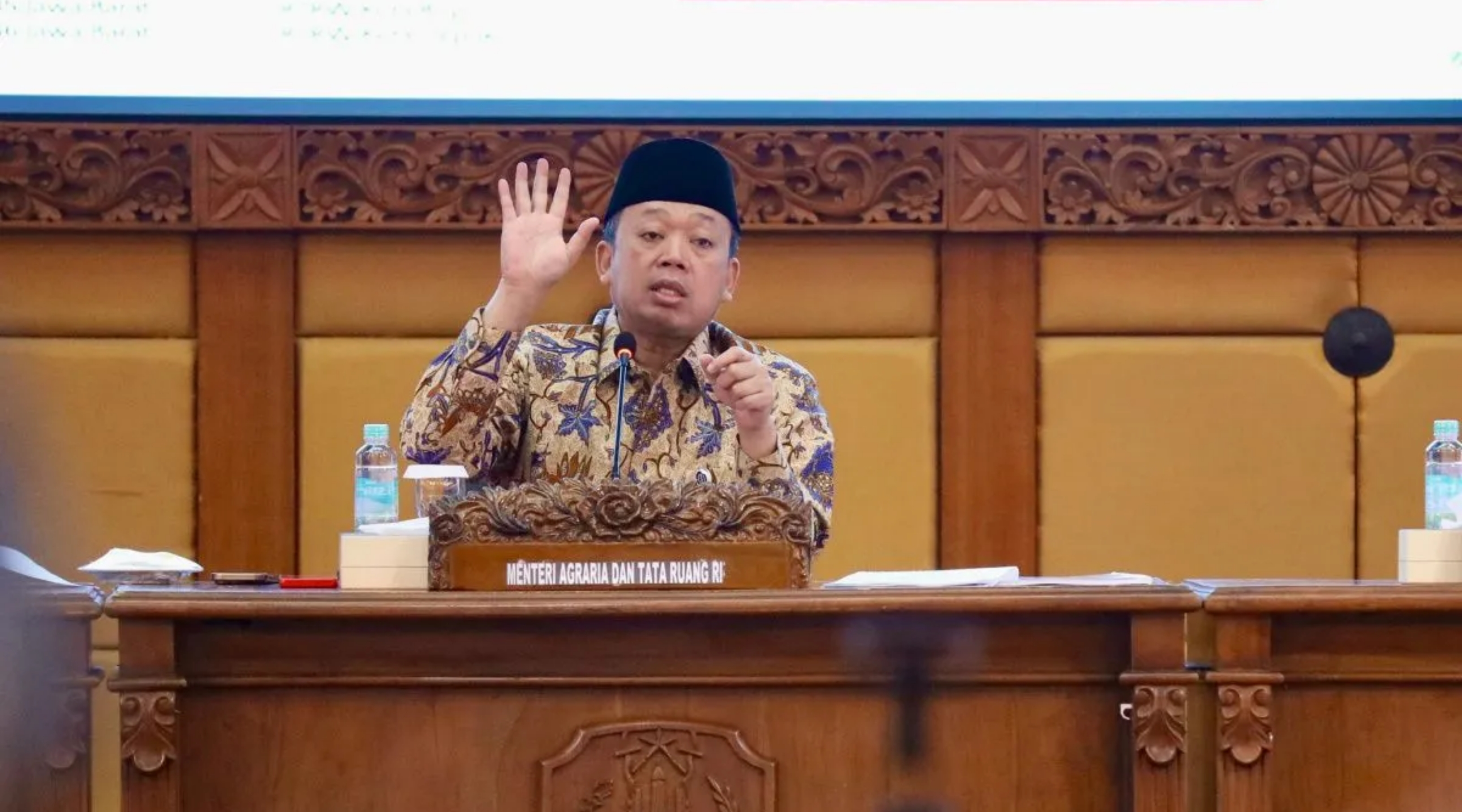 Menteri ATR/BPN Nusron Wahid saat memimpin rapat. (IDNVoice/ATR/BPN)
