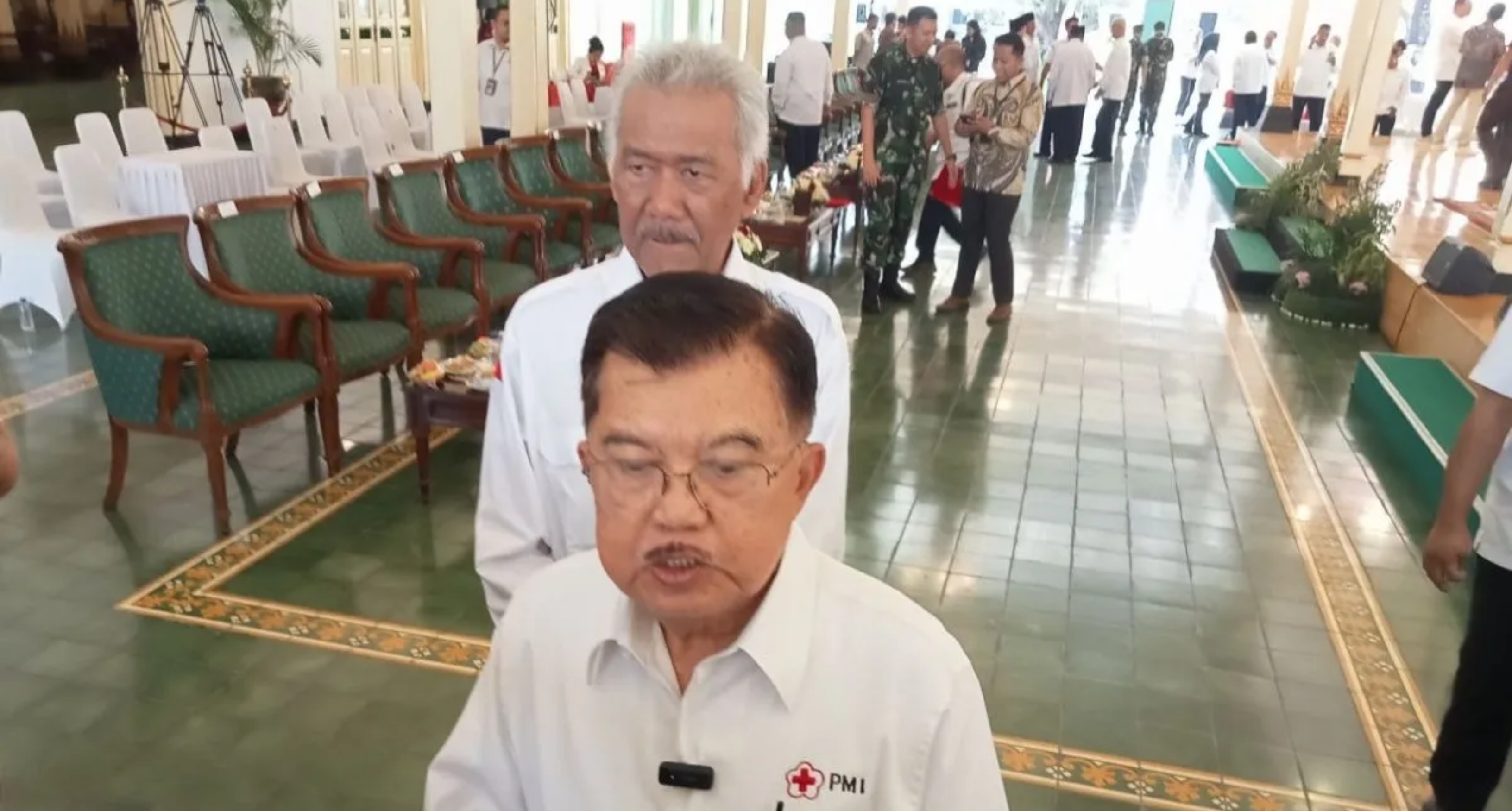 Wakil Presiden RI ke-10 dan ke-12 Muhammad Jusuf Kalla usai menghadiri Pelantikan Kepengurusan PMI DIY periode 2026-2031 di Bangsal Kepatihan Yogyakarta pada Minggu, 13 September 2026. (IDNVoice /AntaraFoto)