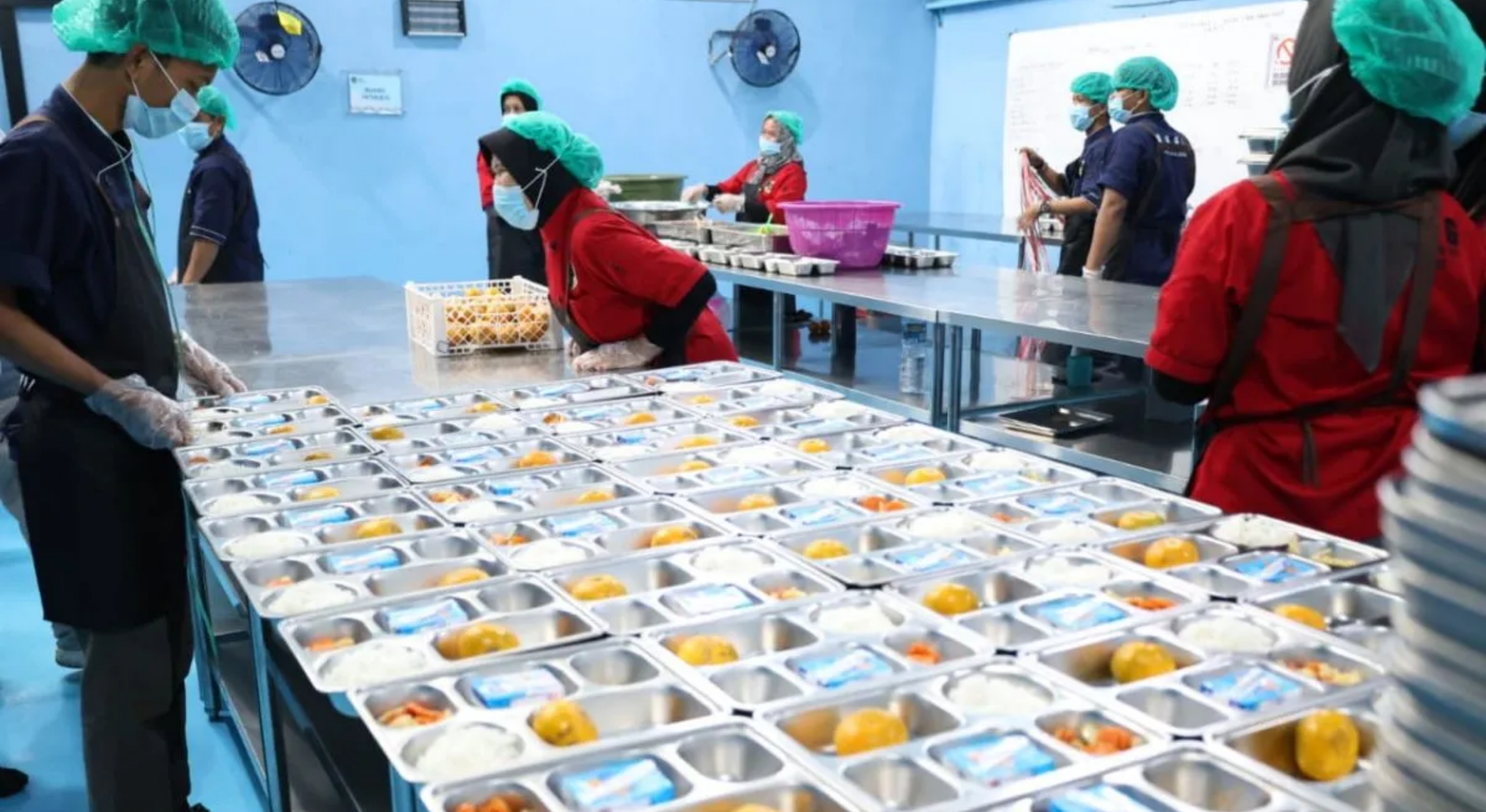 Ilustrasi: Pekerja saat menyiapkan sejumlah menu Makan Bergizi Gratis (MBG) di dapur Satuan Pelayanan Pemunuhan Gizi (SPPG) di Kabupaten Tangerang, Banten.(IDNVoice/Pemkab Tangerang)