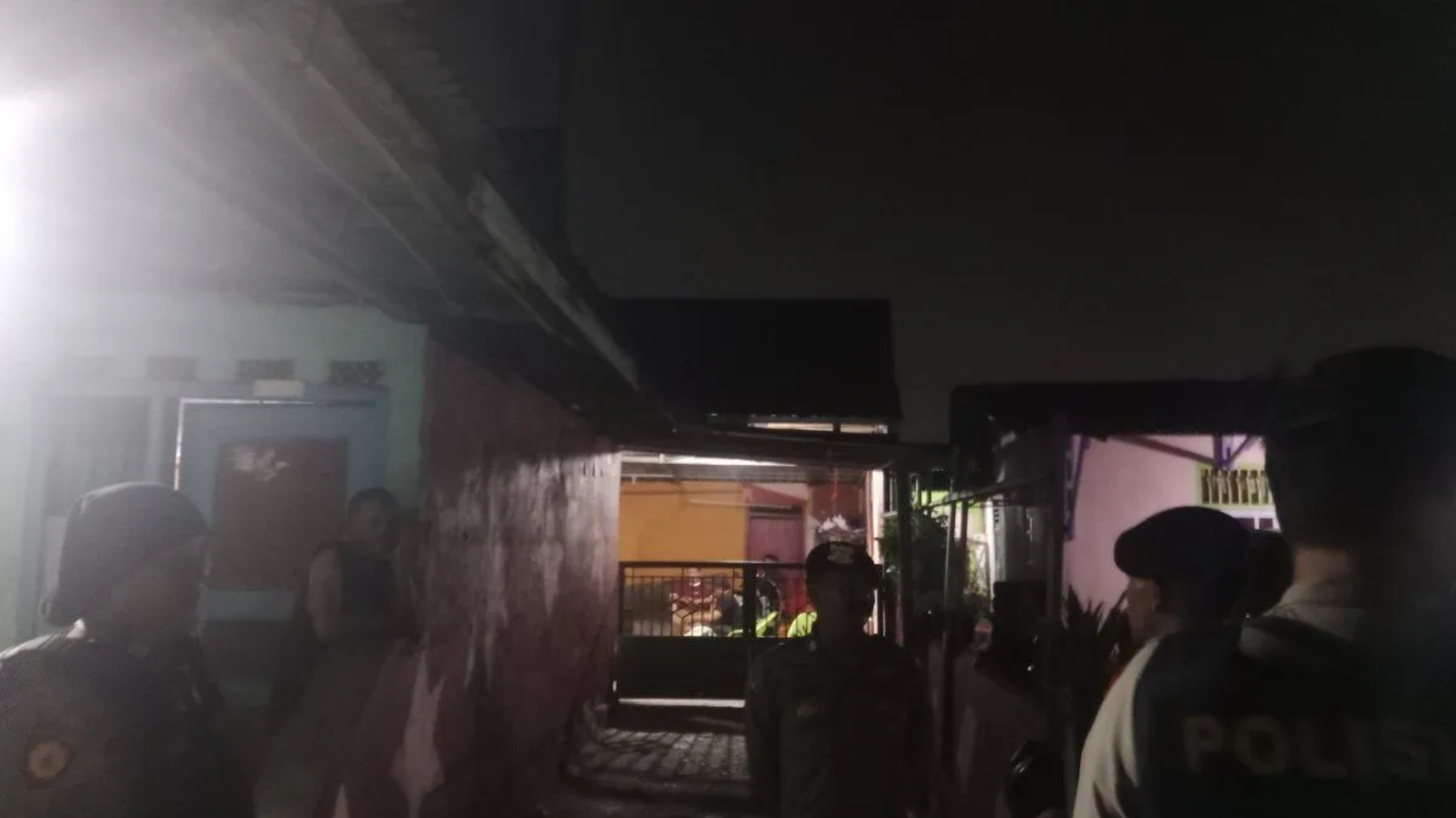 Kondisi rumah milik ibu mertua salah satu kontraktor di Kota Bengkulu yaitu Adi Sumarta yang dilakukan penggeledahan oleh penyidik KPK pada Minggu malam, 13 September 2026. (IDNVoice/Antara Foto)