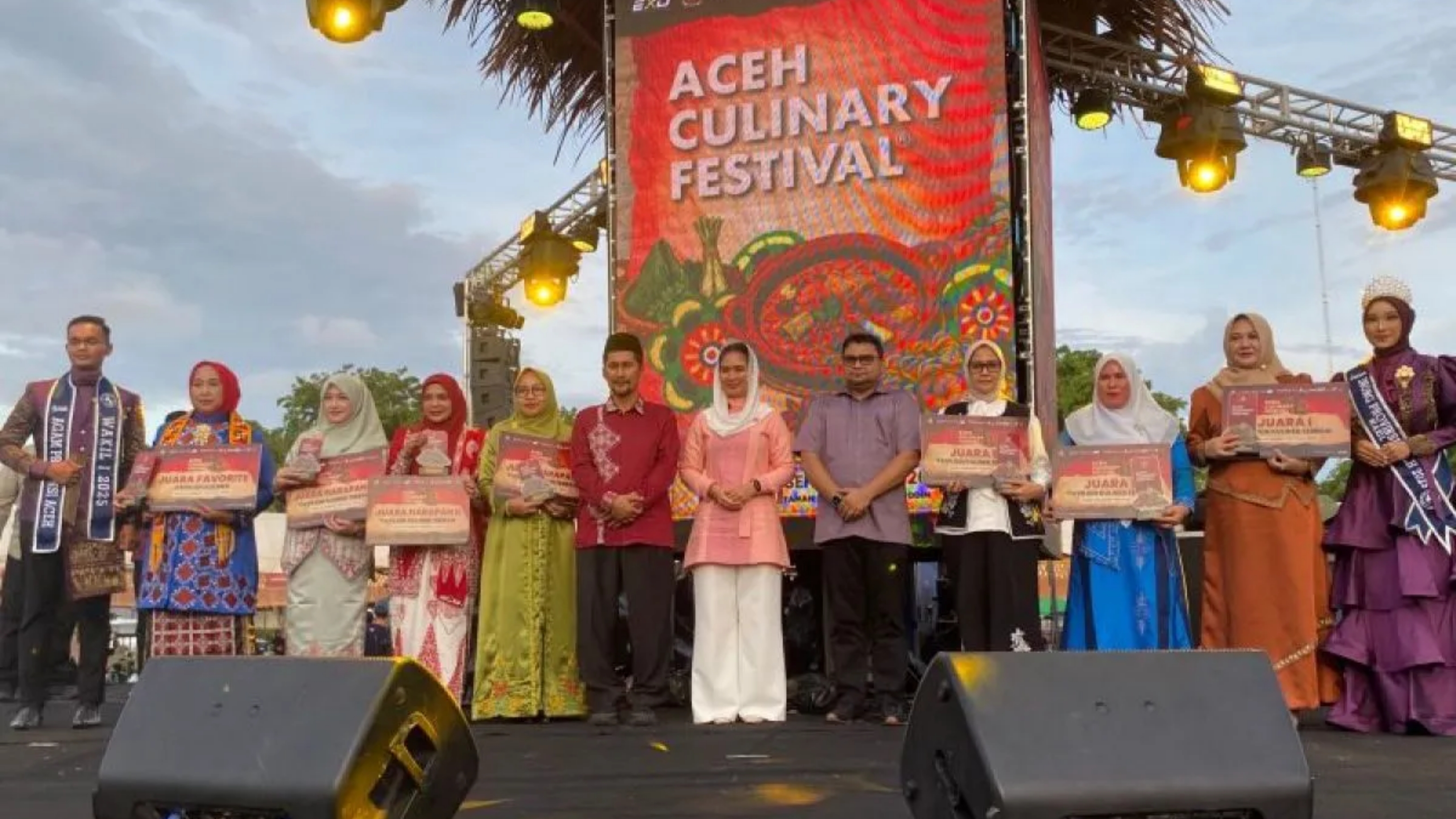 Wakil Menteri Pariwisata Ni Luh Enik Ermawati menutup Aceh Culinary Festival (ACF) di Taman Sulthanah Safiatuddin, Banda Aceh pada Minggu, 13 September 2026. (IDNVoice/Antara Foto)