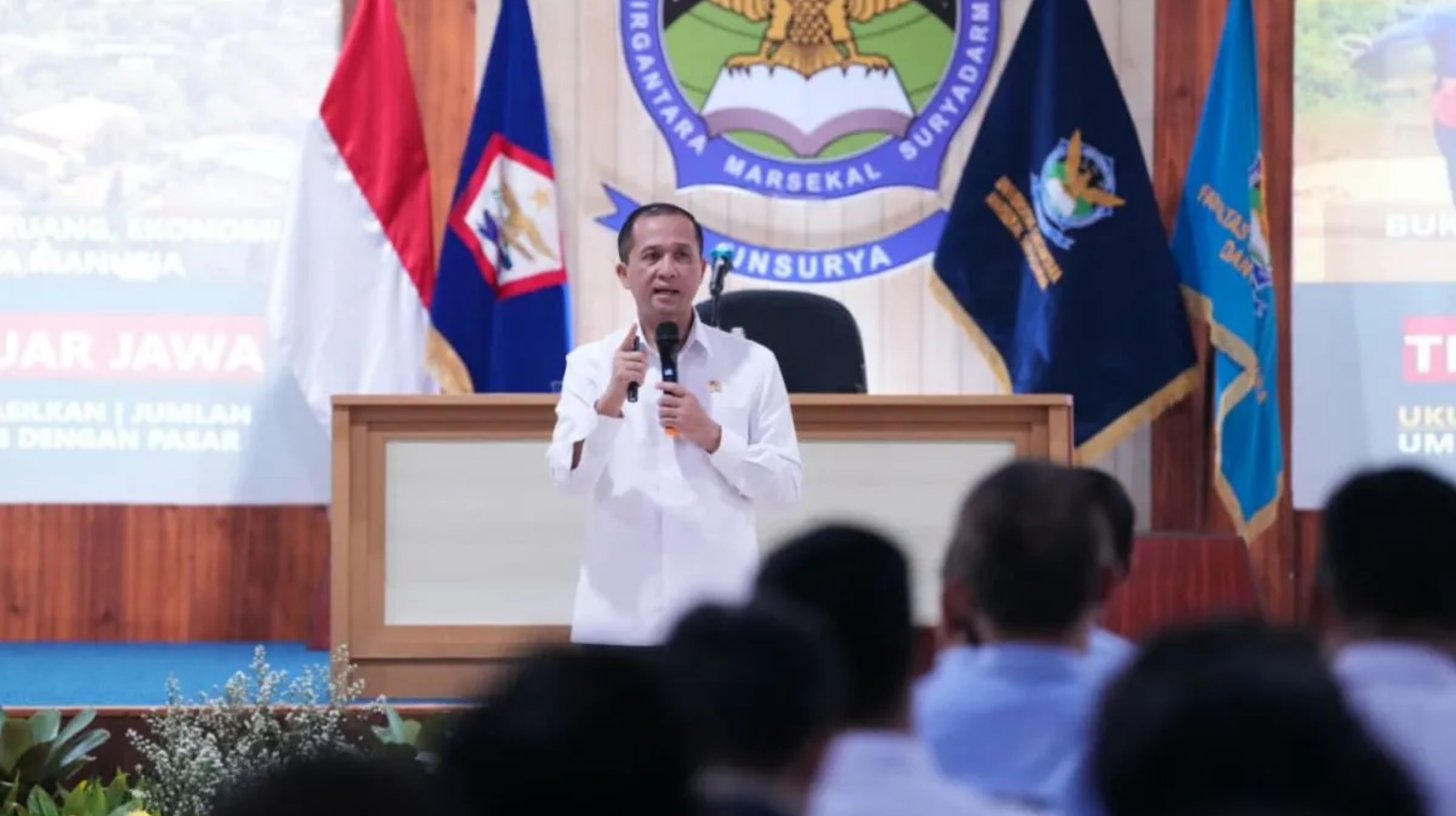 Menteri Transmigrasi Muhammad Iftitah Sulaiman Suryanagara memberikan kuliah umum mengenai peran teknologi kedirgantaraan dalam transformasi kawasan transmigrasi di Universitas Dirgantara Marsekal Suryadarma (Unsurya), Jakarta. (IDNVoice/Kementerian Transmigrasi)