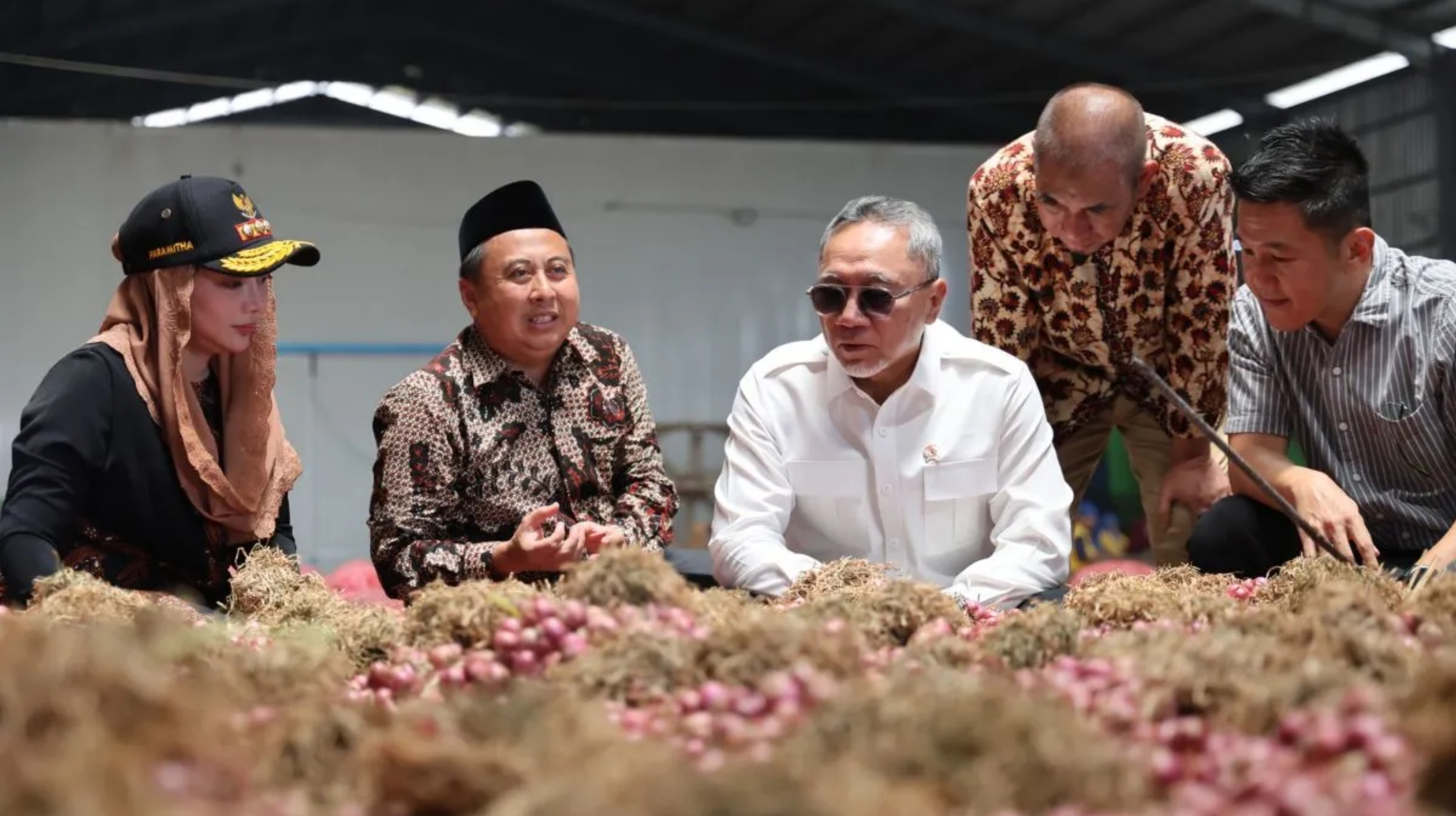 Menteri Koordinator Bidang Pangan Zulkifli Hasan meninjau bawang merah di fasilitas penyimpanan atmosfer terkendali (controlled atmosphere storage/CAS) di Brebes, Jawa Tengah. (IDNVoice/Kemenko Pangan)