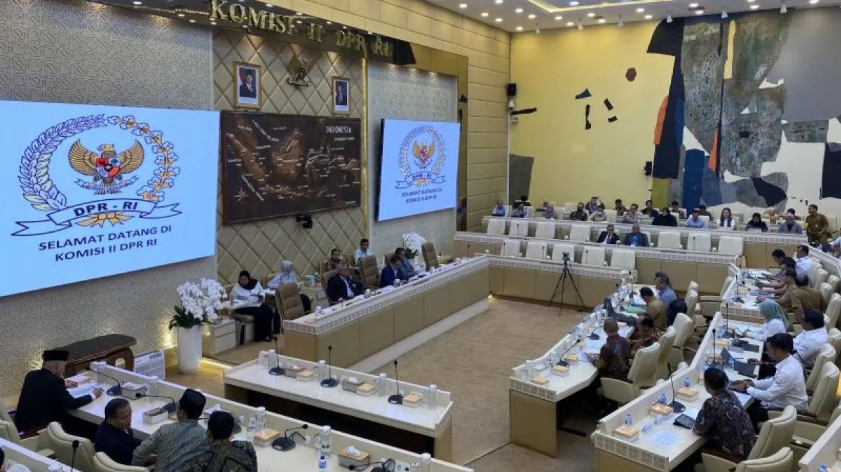 Rapat pembahasan 15 RUU tentang kabupaten/kota antara Komisi II DPR dan pemerintah di Gedung DPR, Jakarta pada Senin, 14 September 2026. (IDNVoice/Antara Foto)