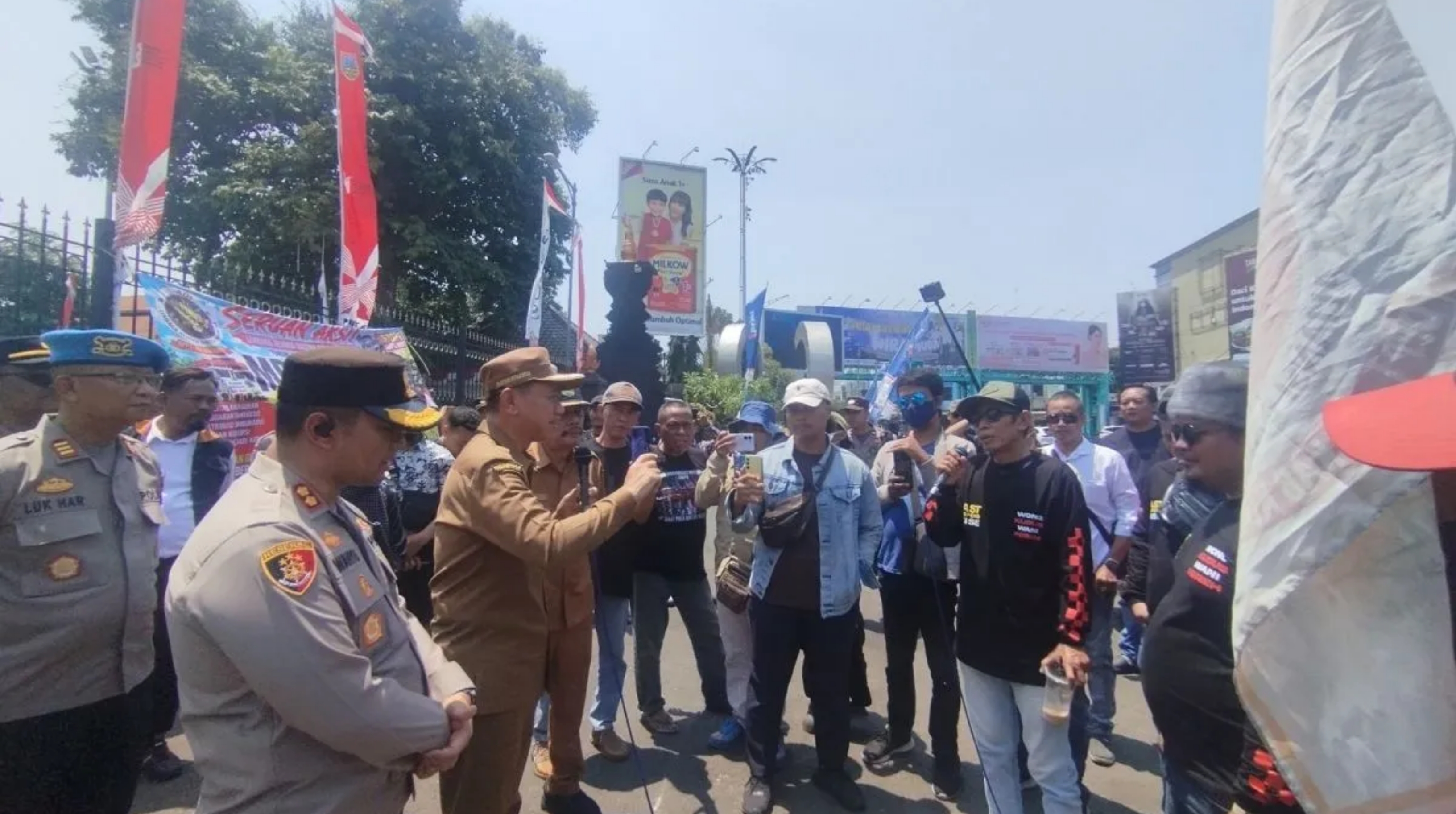 Bupati Kudus Sam`ani Intakoris didampingi Kapolres Kudus AKBP Wahyu Sulistyo saat menemui pengunjuk rasa terkait permintaan agar UMKM bisa menjadi pemasok SPPG serta tuntutan lain terkait kepatuhan aturan yang berlangsung di Alun-alun Kudus, Jawa Tengah pada Senin, 14 September 2026. (IDNVoice/Antara Foto)