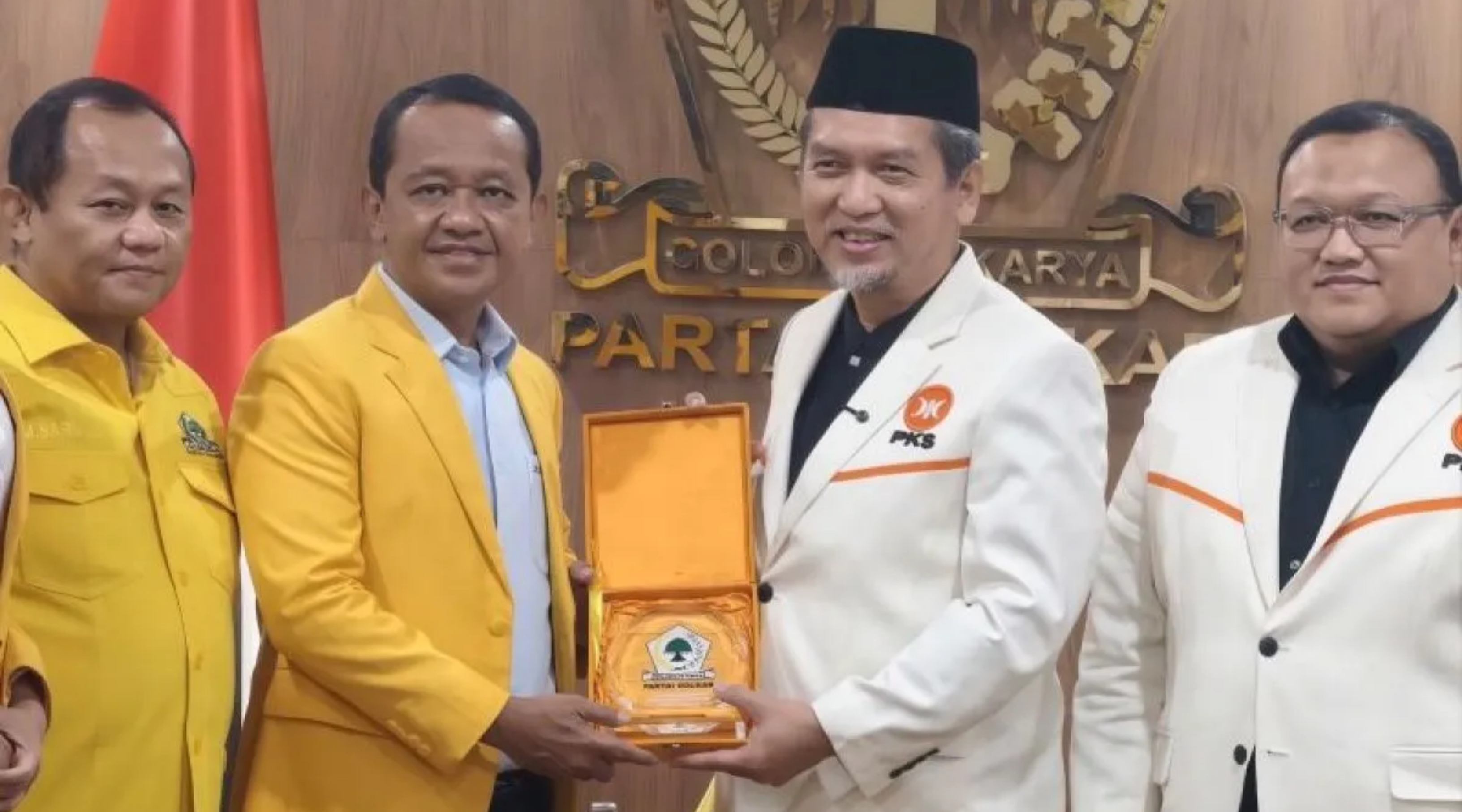 Ketua Umum Partai Golkar Bahlil Lahadalia dan Presiden PKS Al Muzzammil Yusuf bertukar cendera mata saat pertemuan di Kantor DPP Partai Golkar, Jakarta pada Senin, 14 September 2026. (IDNVoice/Partai Golkar)