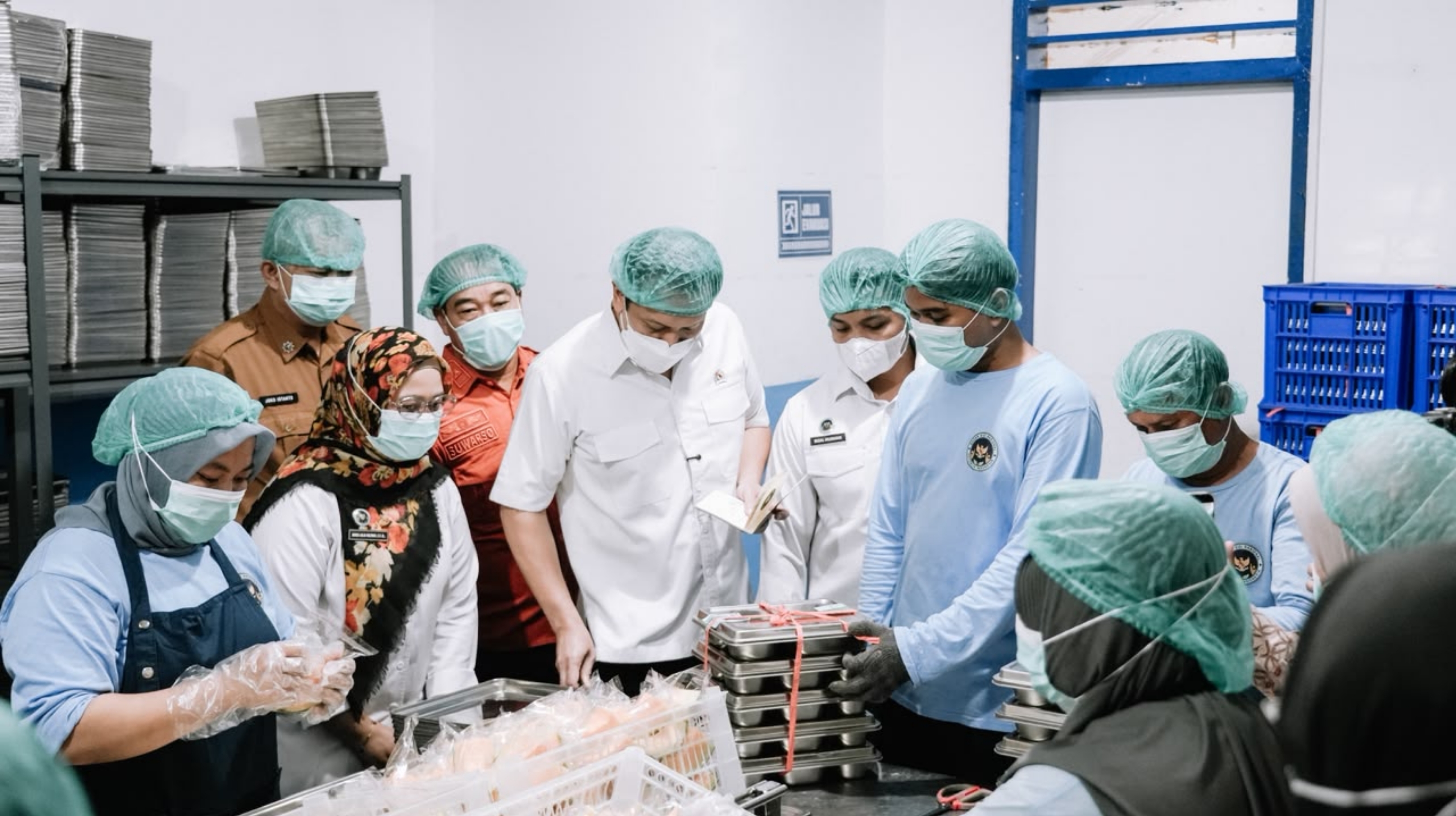 Wakil Menteri Lingkungan Hidup/Wakil Kepala Badan Pengendalian Lingkungan Hidup (KLH/BPLH), Diaz Hendropriyono, meninjau langsung pengelolaan air limbah di dapur Satuan Pelayanan Pemenuhan Gizi Pasar Pagi, Kota Samarinda, Kalimantan Timur pada Senin, 14 September 2026. (IDNVoice/KLH)