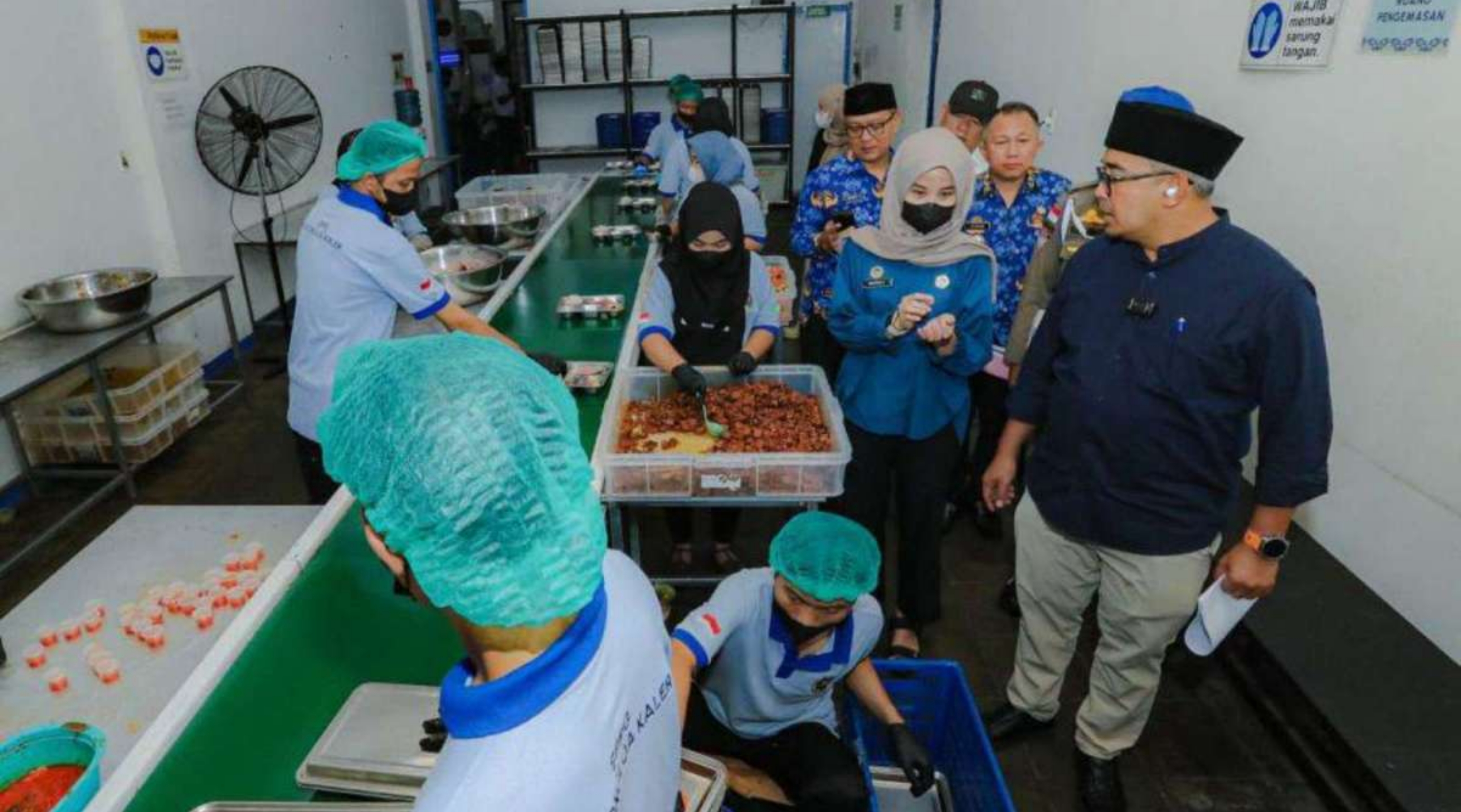 Wali Kota Bandung, Muhammad Farhan, saat meninjau salah satu dapur SPPG di Kota Bandung. (IDNVoice/Pemprov Jabar)
