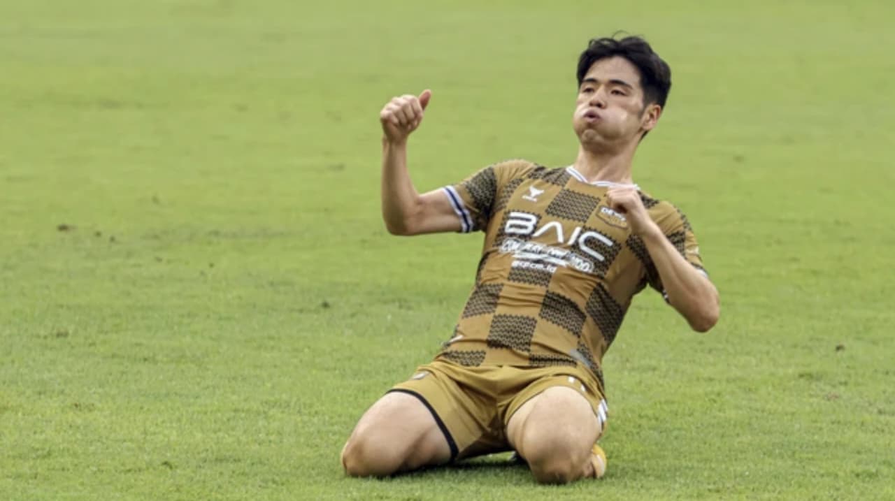 Pemain Dewa United Taisei Marukawa melakukan selebrasi setelah mencetak gol ke gawang Persita dalam lanjutan BRI Liga 1 di Stadion Pakansari, Kabupaten Bogor, Jawa Barat pada Senin, 16 Desember 2024. (IDNVoice/Antara Foto)