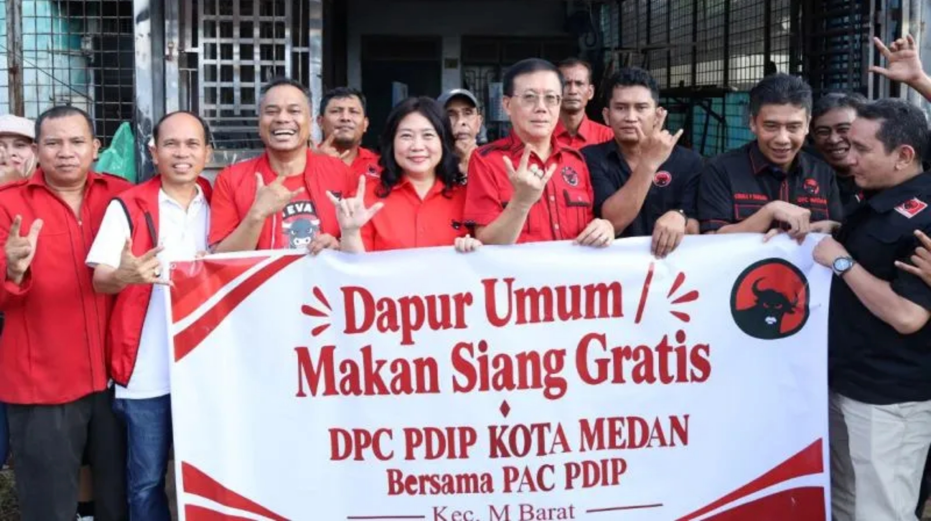 PDI Perjuangan Kota Medan Gelar Dapur Umum Perdana di Medan Barat, Bagikan Ratusan Makanan Gratis untuk Warga. (IDNVoice/PDIP Kota Medan)