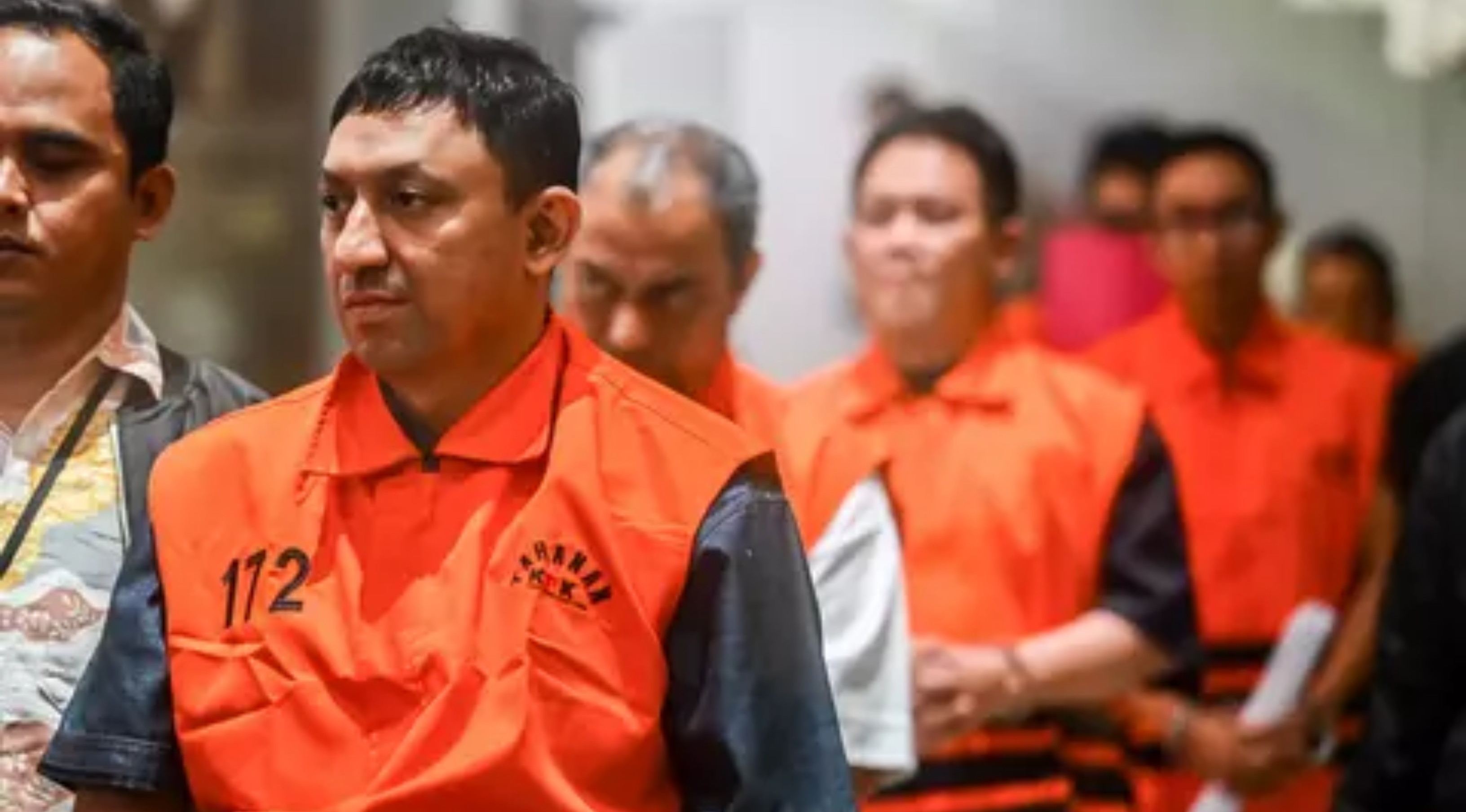 Ketua DPP Partai Golkar Fahd El Fouz alias Fahd Arafiq berjalan menuju mobil tahanan usai menjalani pemeriksaan di Gedung Merah Putih KPK, Jakarta pada Selasa, 15 September 2026. (IDNVoice/Antara Foto)