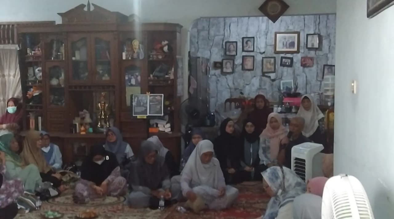 Suasana doa bersama di kediaman Ibunda Yudistira di Komplek LKBN Antara Kota Bekasi. (IDNVoice/RRI)