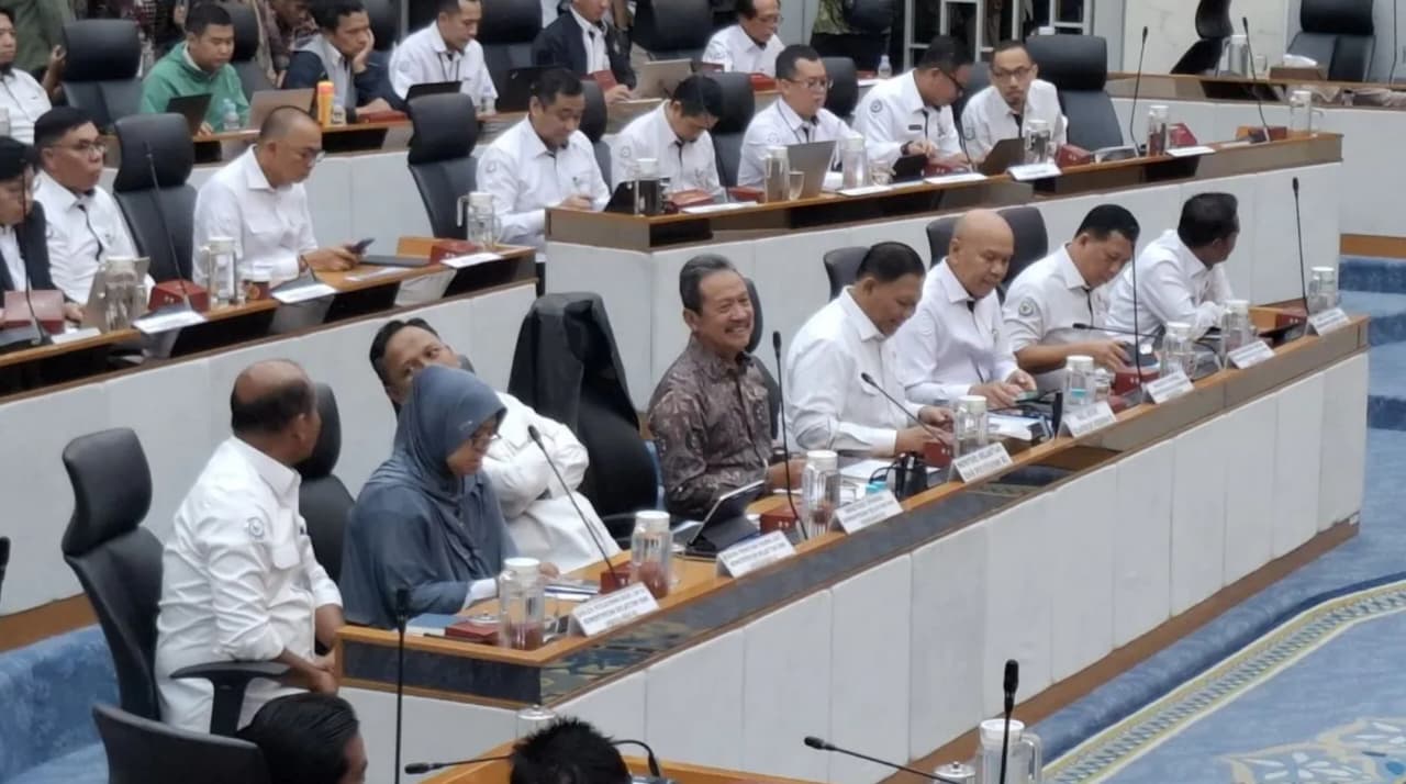 Menteri Kelautan dan Perikanan Sakti Wahyu Trenggono bersama jajaran Kementerian Kelautan dan Perikanan (KKP) mengikuti Rapat Kerja Komisi IV DPR RI di Kompleks Parlemen Senayan Jakarta pada Rabu, 16 September 2026. (IDNVoice/Antara Foto)