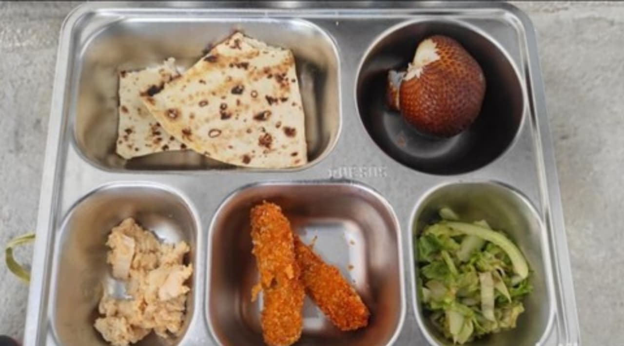 Penampakan menu MBG yang menyebabkan 352 siswa keracunan di Kecamatan Batukliang, Lombok Tengah, NTB. (IDNVoice/Istimewa)