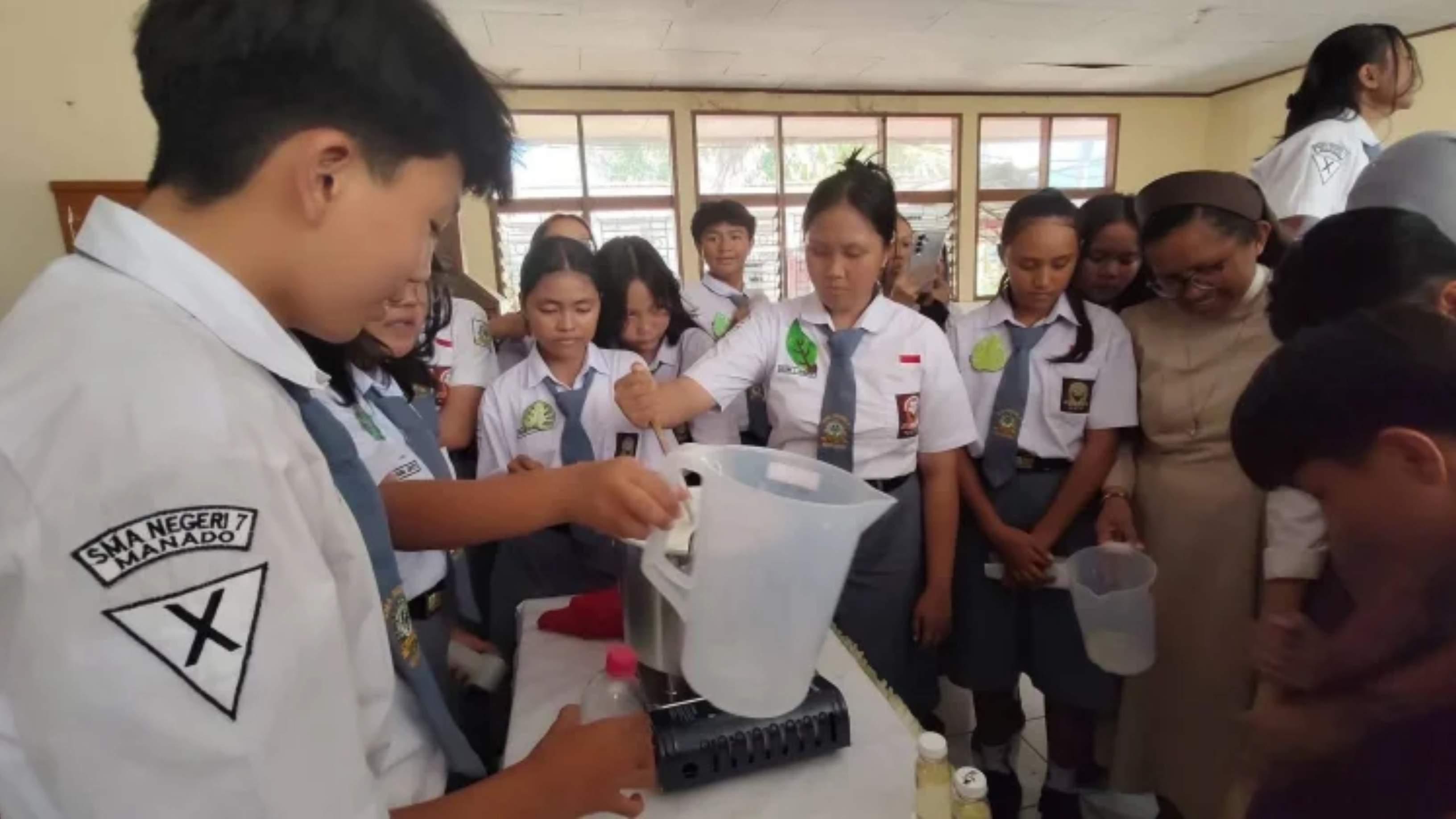 Sisa Makanan MBG Disulap Jadi Eco Enzyme, SMAN 7 Manado Hasilkan 40 Liter Sabun Cair