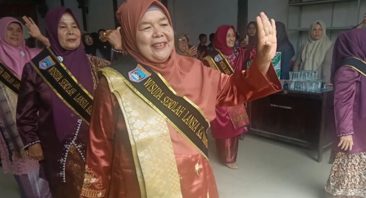 Salah seorang warga lanjut usia (lansia) Lili Hana (63) bersama siswa lainnya saat menari tor-tor sebelum wisuda sekolah lansia di Paraman Ampalu, Rabu Jonggor Kecamatan Gunung Tuleh, Kabupaten Pasaman Barat pada Kamis, 24 September 2026. (IDNVoice/Antara Foto)