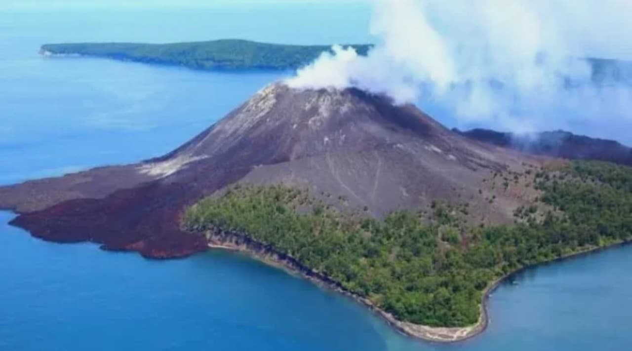 Gunuk Anak Krakatau muncul ke permukaan laut pada tahun 1927, beberapa dekade setelah letusan dahsyat Gunung Krakatau purba pada tahun 1883. (IDNVoice/Kemenpar)
