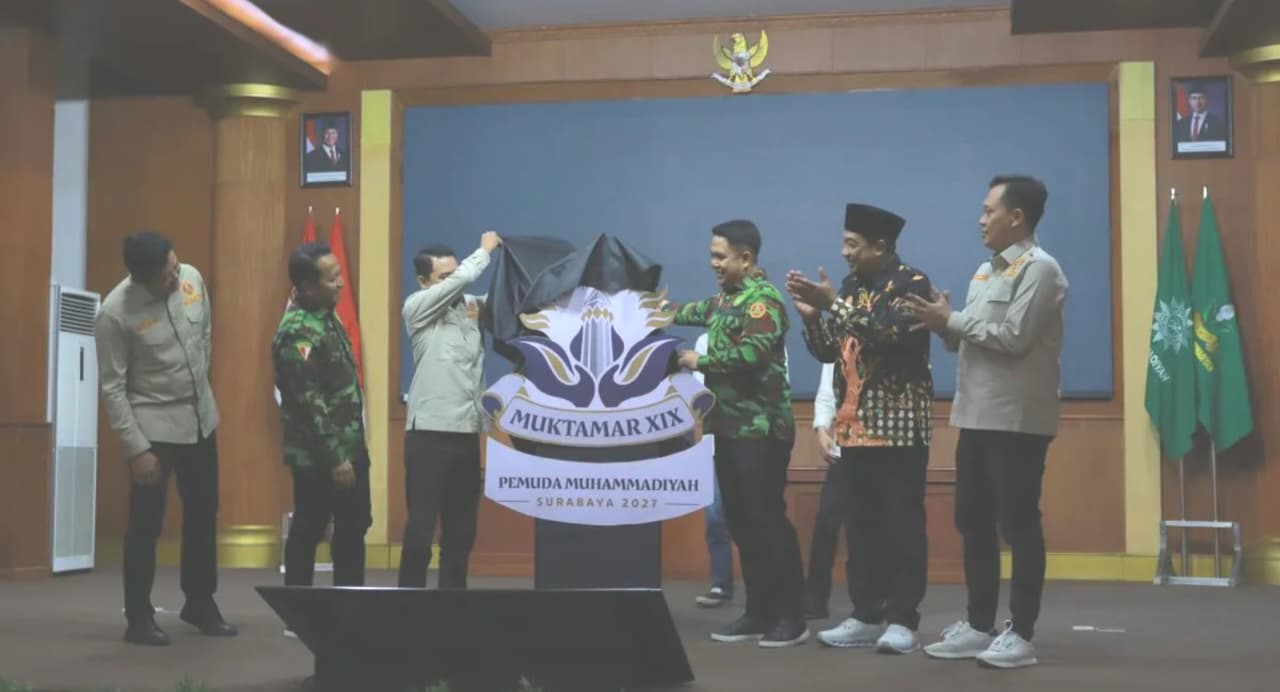 Ketua Umum Pimpinan Pusat Pemuda Muhammadiyah yang juga Wakil Menteri Perlindungan Pekerja Migran Indonesia, Dzulfikar A. Tawalla, meluncurkan logo Muktamar XIX Pemuda Muhammadiyah di Gedung Pimpinan Wilayah Muhammadiyah Jawa Timur, Surabaya. (IDNVoice/Pemuda Muhammadiyah)