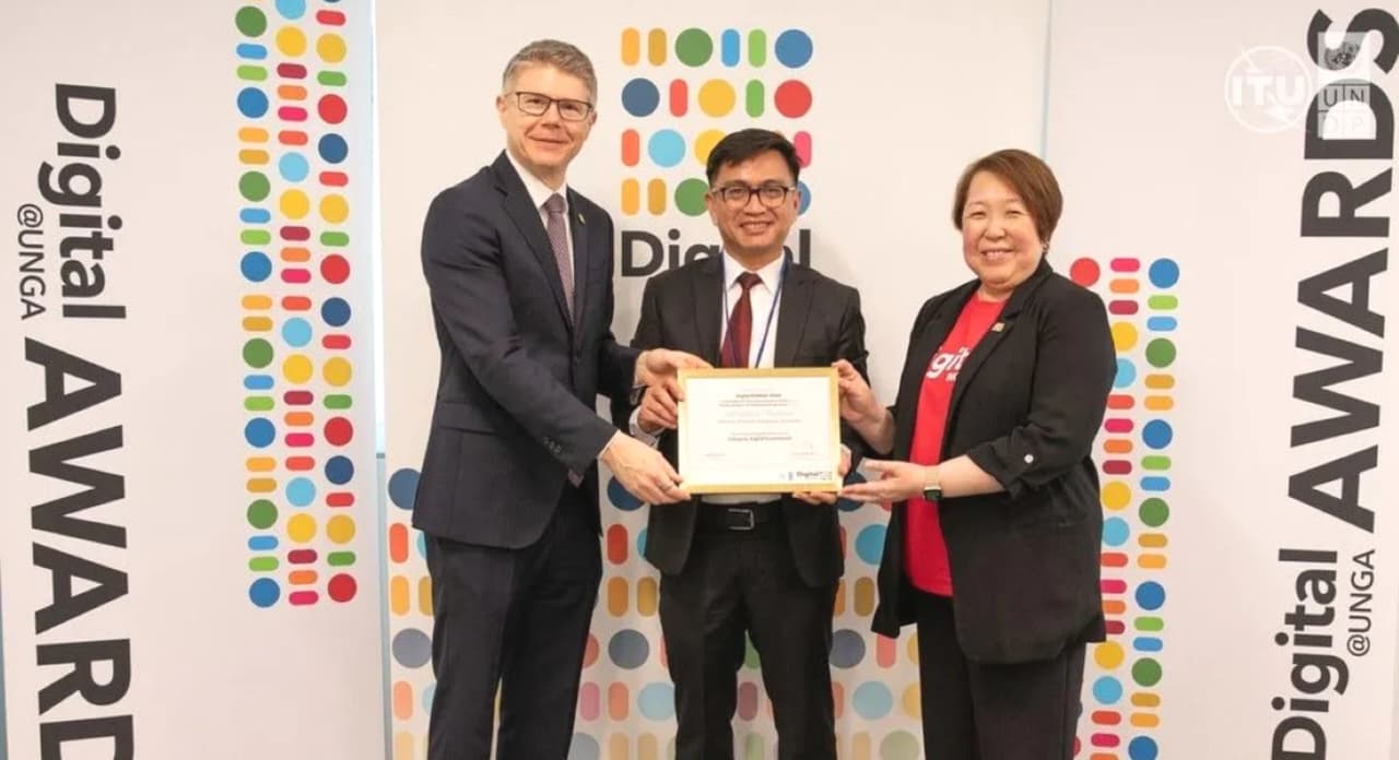 Kepala Badan Kebijakan Pembangunan Kesehatan (BKPK) Kemenkes Asnawi Abdullah menerima penghargaan posisi runner-up pada kategori Digital Government dalam Digital@UNGA Awards 2026 di Markas Besar Perserikatan Bangsa-Bangsa (PBB), New York pada Senin, 21 September 2026. (IDNVoice/Kemenkes)