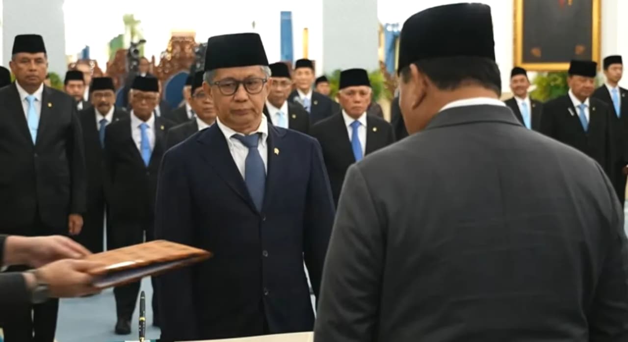  Tangkapan layar: Pengamat politik Rocky Gerung menandatangani berita acara usai dilantik Presiden Prabowo Subianto sebagai anggota Dewan Pertimbangan Presiden (Wantimpres) di Istana Negara, Jakarta pada Jumat, 2 Oktober 2026. (IDNVoice/YouTube Sekretariat Presiden)