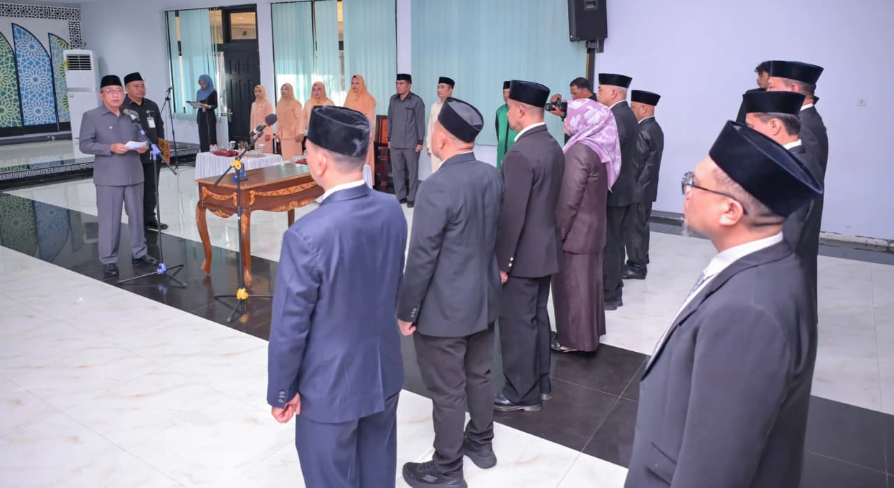  Chairul Saleh Arief bersama sejumlah pejabat pimpinam tinggi pratama saat dilantik Wali Kota Ternate, M. Tauhid Soleman berlangsung di aula Kantor Wali Kota. (IDNVoice/Humas Pemkot)
