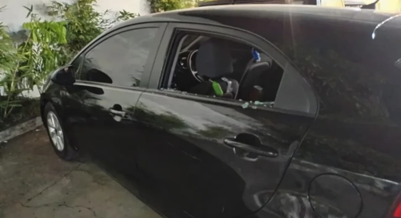Mobil Jurnalis yang menjadi korban tindak kriminal pecah kaca di Depok, Jawa Barat. (IDNVoice/RRI)