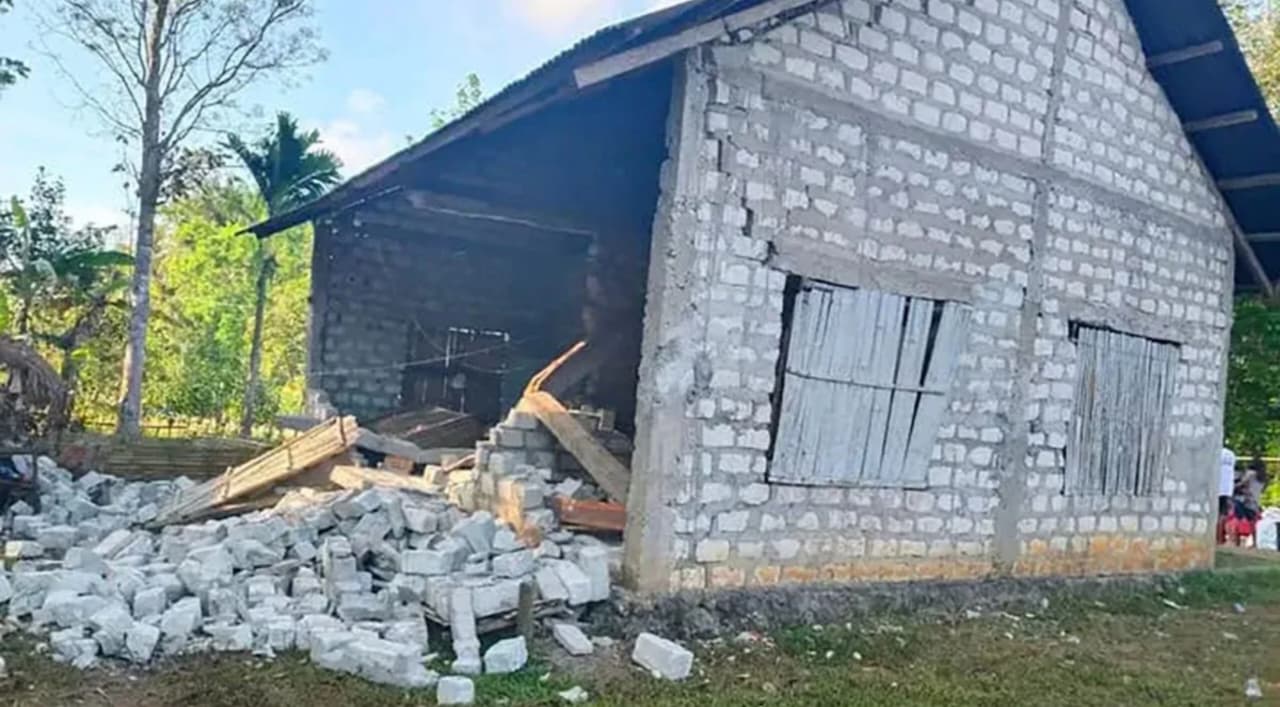 Salah satu rumah yang rusak akibat gempa di SUmba Barat Daya pada Minggu, 4 Oktober 2026. (IDNVoice/BPBD Sumba Barat Daya)