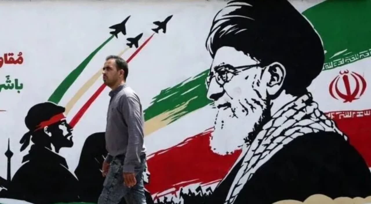 Seorang pria berjalan di depan mural dinding saat kehidupan sehari-hari berlanjut di tengah ketegangan yang sedang berlangsung antara Amerika Serikat di Teheran, Iran, pada 6 Agustus 2026.(IDNVoice/Anadolu Agency)