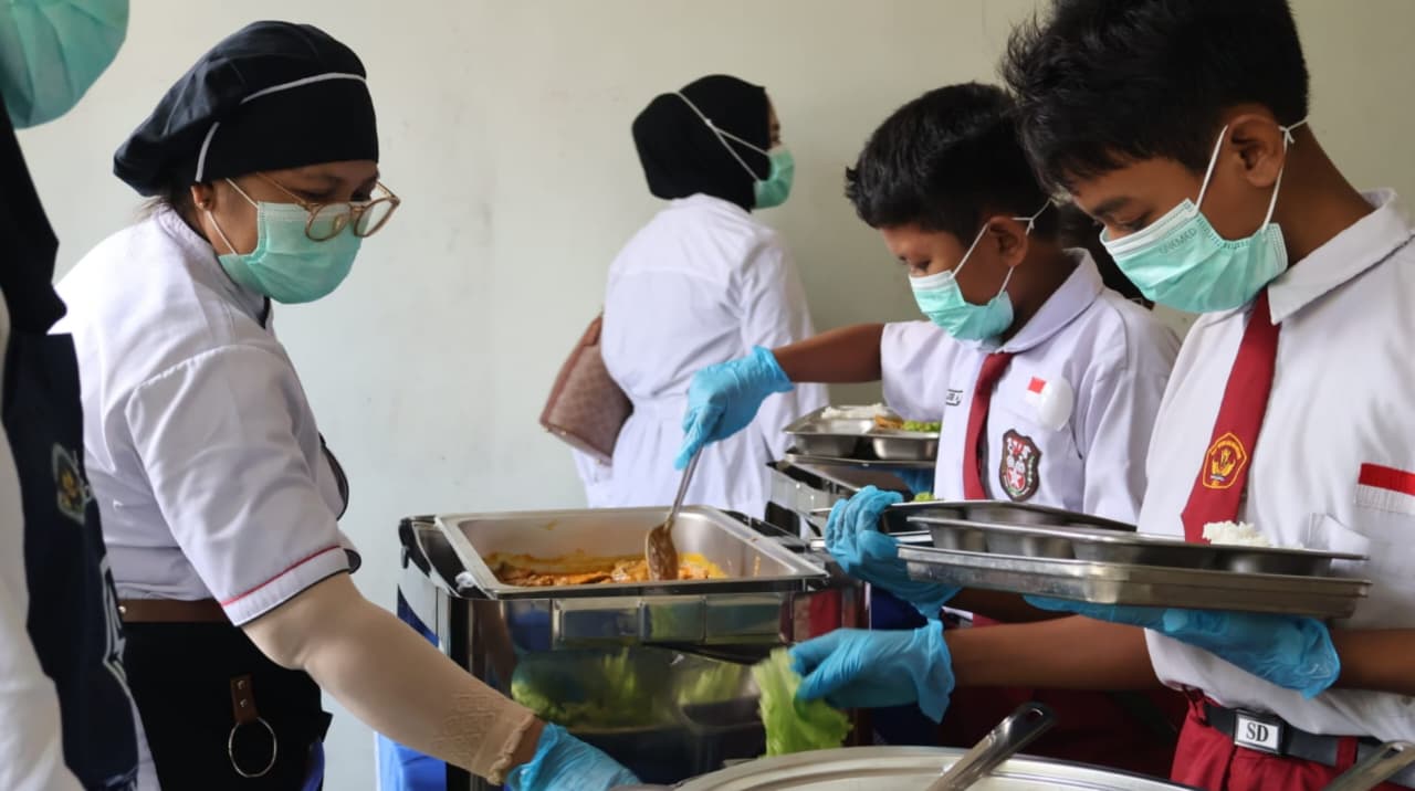 Sejumlah siswa SDN 5 Ngawen, mengambil menu dalam uji coba MBG model prasmanan pada Senin, 5 Oktober 2026. (IDNVoice/Pemkab Blora)