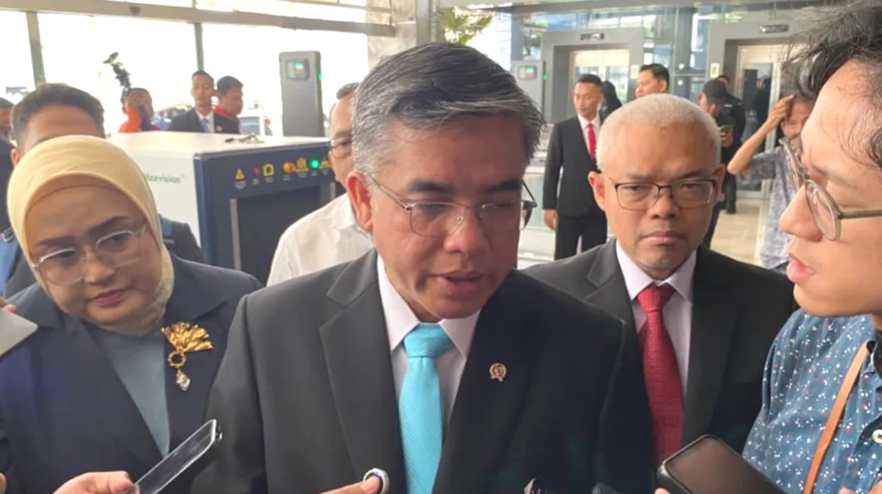 Menteri Ketenagakerjaan (Menaker) Yassierli menjawab pertanyaan awak media ditemui usai menghadiri Rapat Paripurna Ke-9 DPR Masa Persidangan I Tahun Sidang 2026-2027 di Kompleks Parlemen, Jakarta pada Selasa, 6 Oktober 2026. (IDNVoice/Antara Foto)