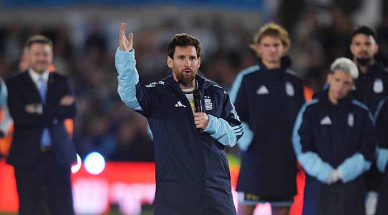 Lionel Messi berbicara setelah pertandingan persahabatan internasional antara Argentina dan Benin di Stadion Monumental Antonio V. Liberti pada 6 Oktober 2026 di Buenos Aires, Argentina. (IDNVoice/Getty Images)
