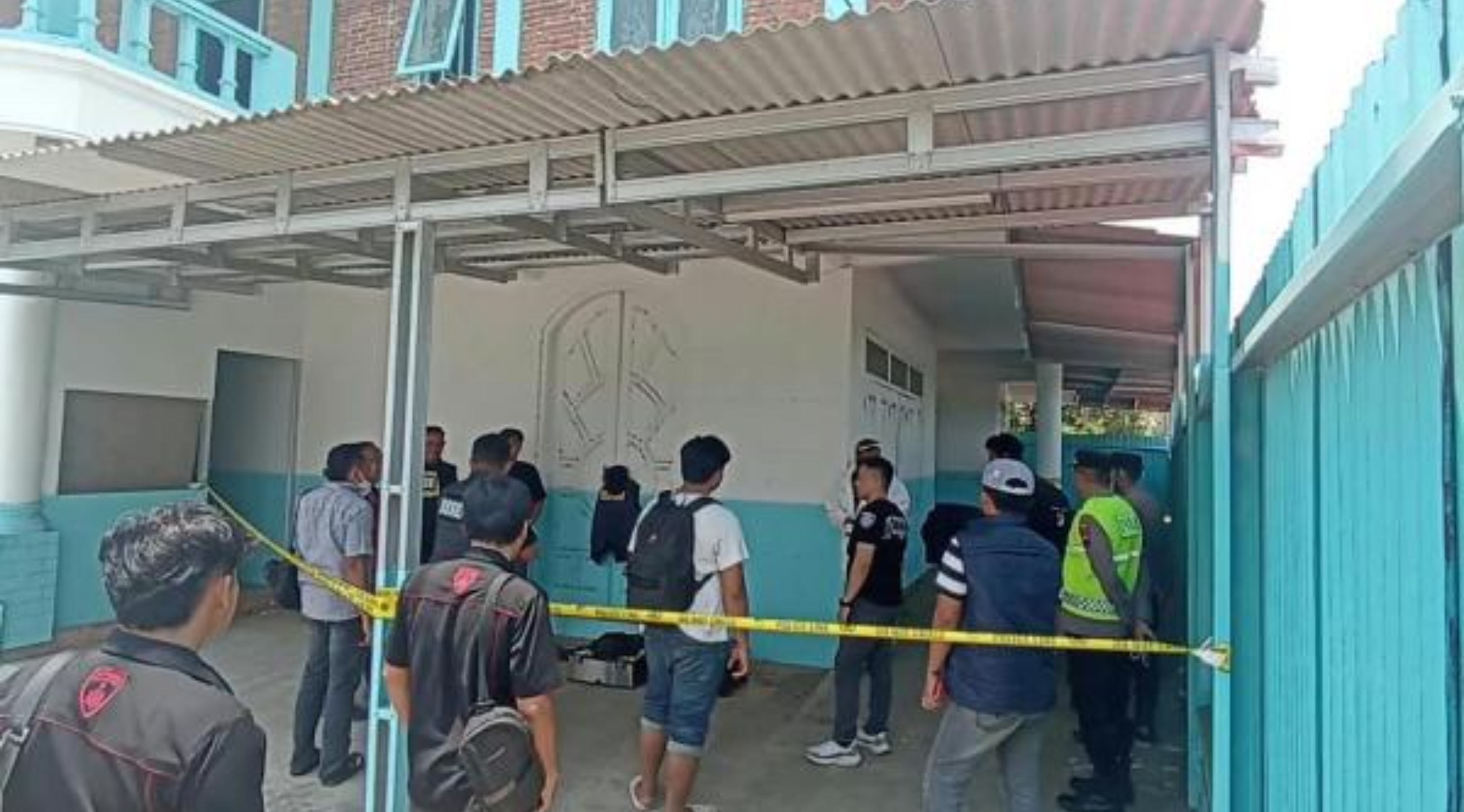 Polisi lakukan olah TKP penemuan mayat terborgol di bangunan kosong di Jalan Lingkar Kaliwungu, Kendal. (IDNVoice/Dok. iNews)