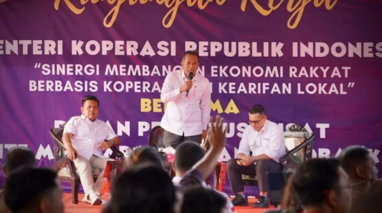 Menteri Koperasi (Menkop) Ferry Juliantono dalam diskusi bersama seluruh kepala desa dan pengurus KDKMP se-Kabupaten Toba di di Kabupaten Toba, Sumatra Utara (Sumut) pada Selasa, 6 Oktober 2026. (IDNVoice/Kemenkop)