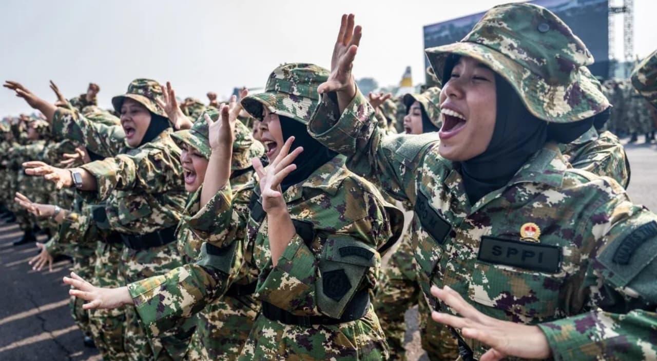 Calon manajer KDKMP meneriakkan yel-yel usai upacara penutupan Diklat Bela Negara Sarjana Penggerak Pembangunan Indonesia (SPPI) Koperasi Desa/Kelurahan Merah Putih (KDKMP) dan Kampung Nelayan Merah Putih (KNMP) di Lanud Halim Perdanakusuma, Jakarta pada Jumat, 31 Juli 2026. (IDNVoice/Antara Foto)