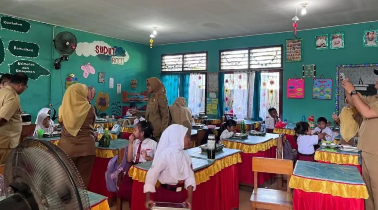 Siswa sekolah dasar di Kabupaten Belitung siap menikmati MBG yang dikirim dari salah dapur SPPG, di Tanjungpandan pada Kamis, 8 Oktober 2026. (IDNVoice/Antara Foto)