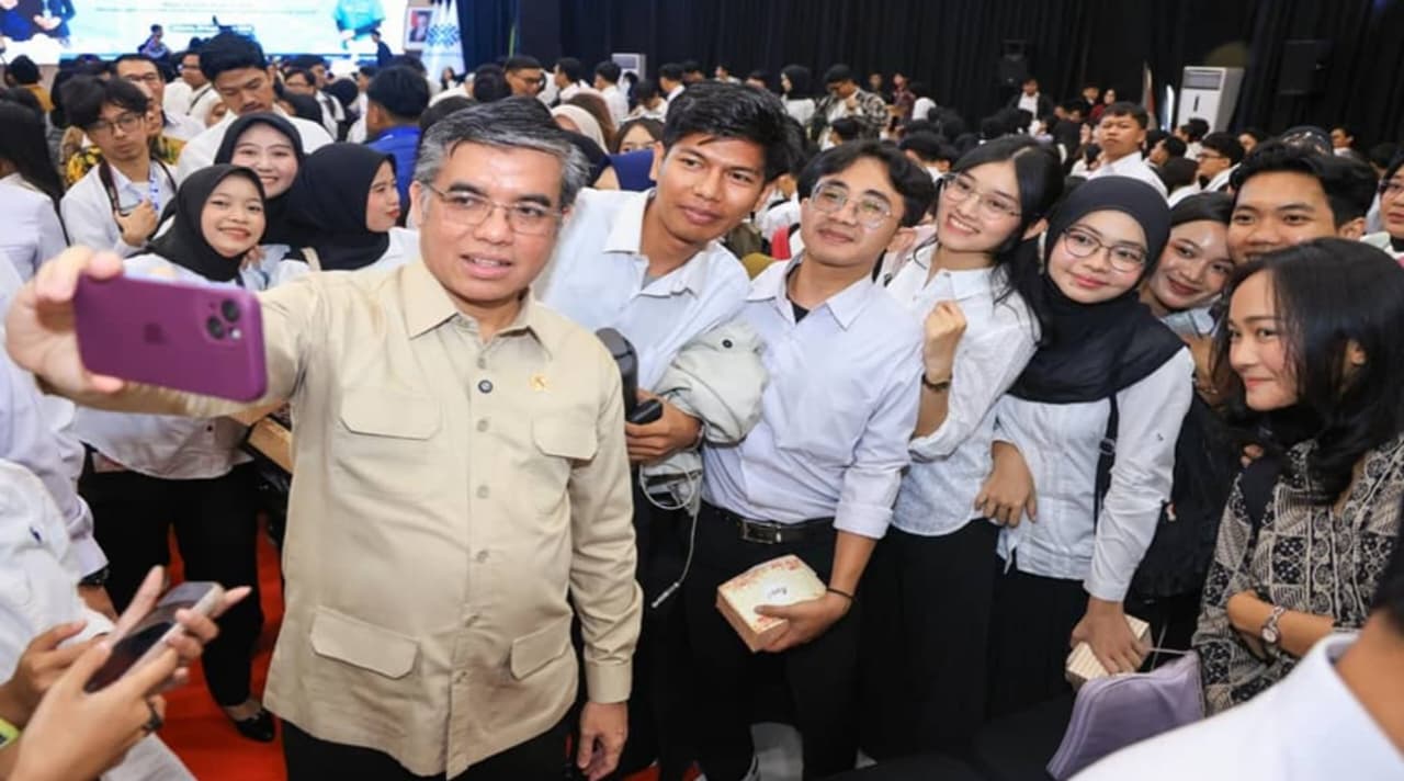Menteri Ketenagakerjaan (Menaker) Yassierli bersama para peserta MagangHub Batch 2 Angkatan II. (IDNVoice/Kemnaker RI)