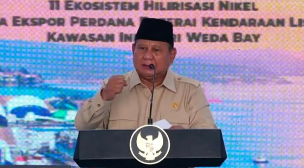 Tangkapan layar: Prabowo menyampaikan pidato pada peluncuran ekspor perdana baterai kendaraan listrik dan 11 proyek industri di kawasan Indonesia Weda Bay Industrial Park (IWIP), Halmahera Tengah, Maluku Utara pada Kamis, 8 Oktober 2026. (IDNVoice/YouTube-Sekretariat Presiden)