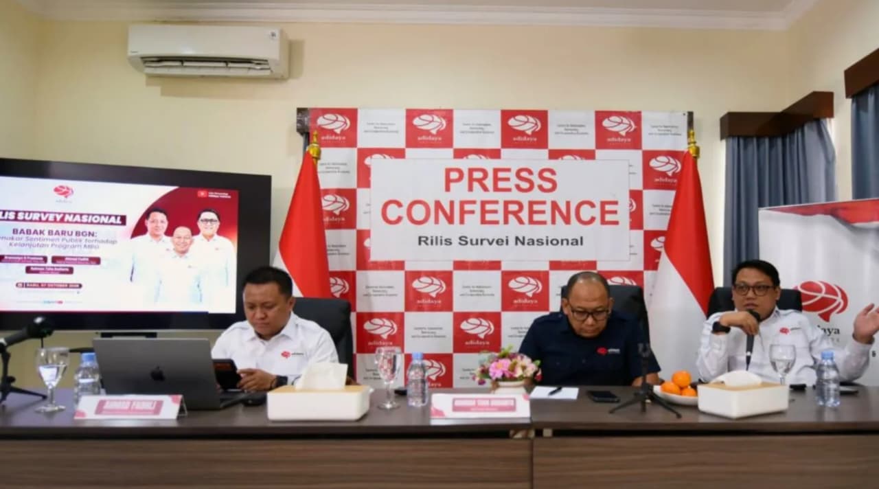 Direktur Eksekutif Adidaya Institute, Rahman Toha Budiarto, sedang menggelar konferensi pers. (IDNVoice/Adidaya Institute)