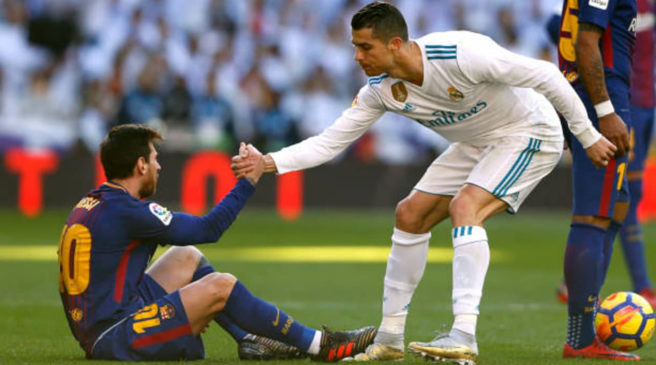 Cristiano Ronaldo dan Lionel Messi dalam pertandingan La Liga antara Real Madrid dan Barcelona di Stadion Santiago Bernabeu, 23 Desember 2017. (IDNVoice/Getty Images)