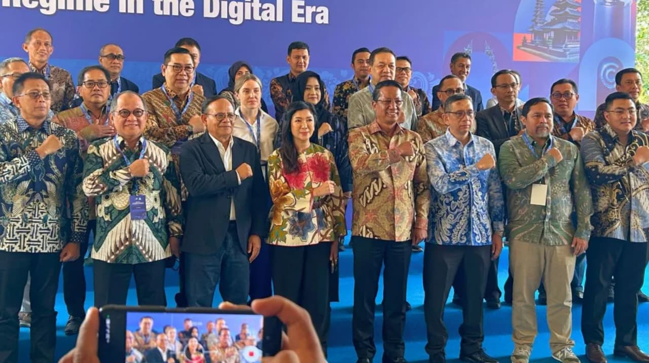 Menteri Hukum Supratman Andi Agtas (keempat kanan) bersama para delegasi ASEAN Forum on the Protection of Journalistic Works in the Copyright Regime in the Digital Era, di Kabupaten Badung, Bali pada Sabtu, 10 Oktober 2026. (IDNVoice/Antara Foto)
