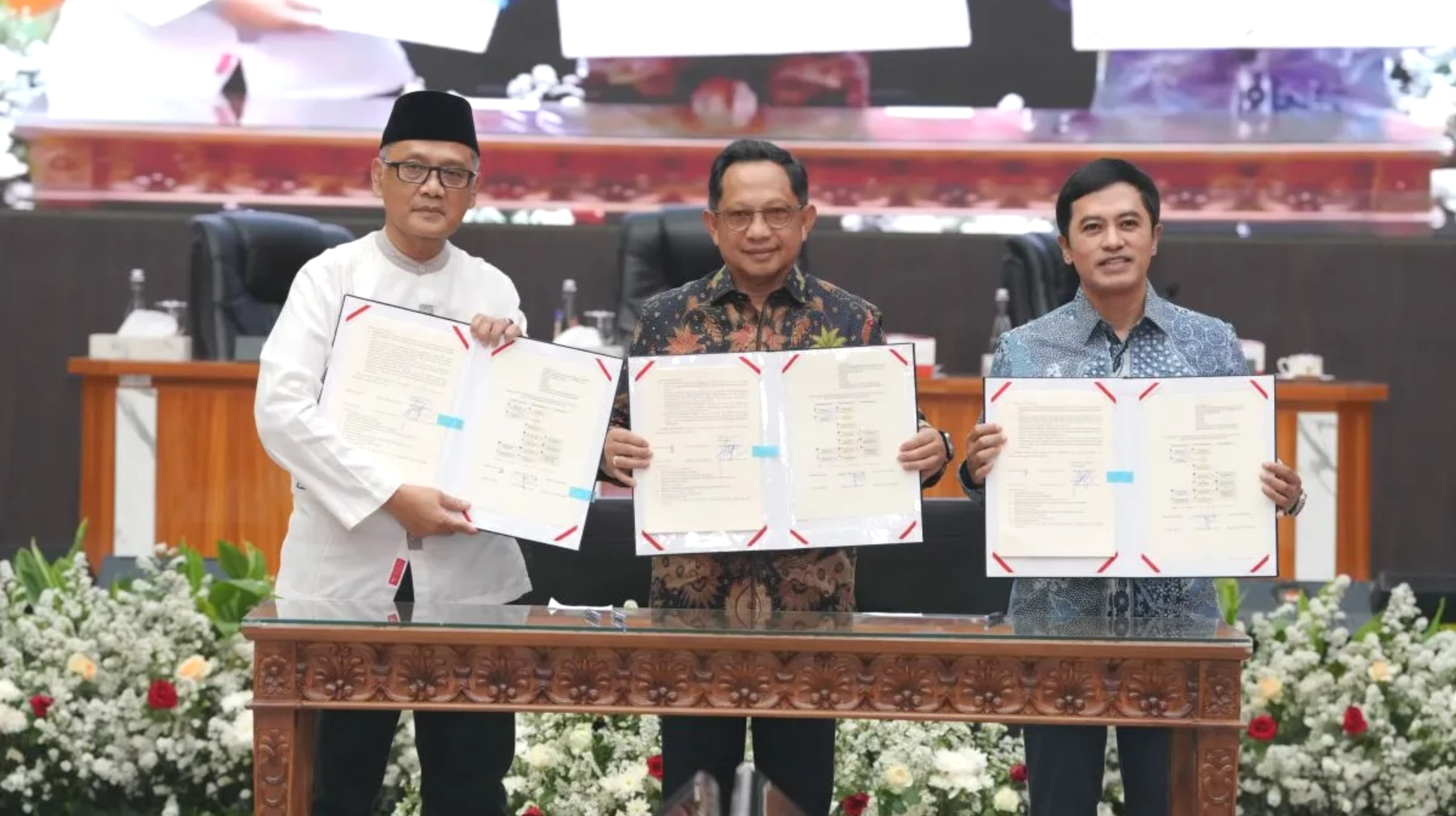 Menteri Dalam Negeri Muhammad Tito Karnavian menandatangani Surat Edaran Bersama (SEB) tentang Digitalisasi Layanan Jamaah Haji Berbasis Data Kependudukan di Kantor Kementerian Dalam Negeri, Jakarta pada Jumat, 9 Oktober 2026. (IDNVoice/Kemendagri)