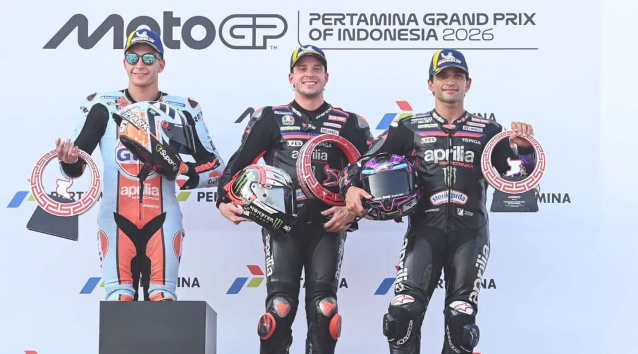 Pembalap Aprilia Racing Marco Bezzecchi (tengah) diapit rekan setimnya Jorge Martin (kanan) dan rivalnya Raul Fernandez (kiri) berfoto dengan piala mereka usai memenangi balapan MotoGP Pertamina Grand Prix of Indonesia 2026 di Sirkuit Internasional Pertamina Mandalika, KEK Mandalika, Lombok Tengah, NTB pada Minggu, 11 Oktober 2026. (IDNVoice/Antara Foto)