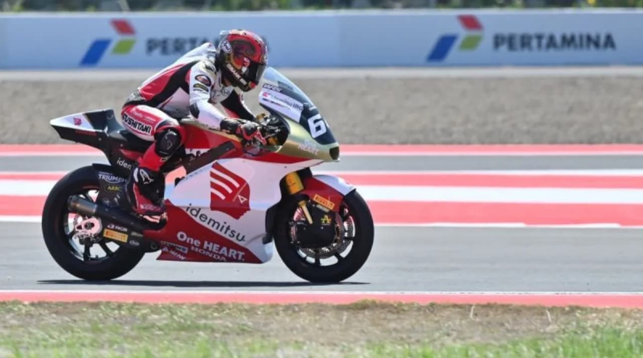 Pembalap Idemitsu Honda Team Asia Mario Suryo Aji memacu kecepatan sepeda motornya saat sesi Free Practice 1 Moto2 Mandalika 2026 di Sirkuit Internasional Pertamina Mandalika, KEK Mandalika, Lombok Tengah, NTB pada Jumat, 9 Oktober 2026. (IDNVoice/Antara Foto)