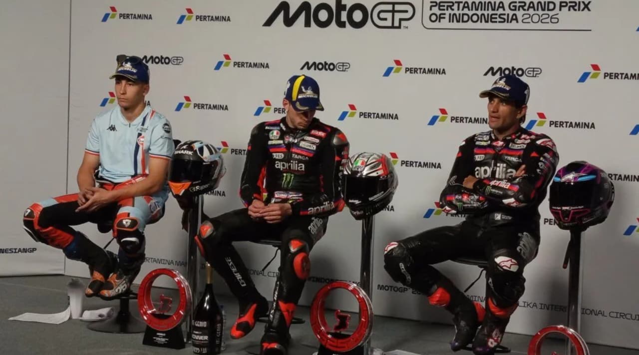 Pembalap Aprilia Racing Jorge Martin (kanan) dan Marco Bezzecchi (tengah), serta Raul Fernandez (SuperFile Trackhouse), menjawab pertanyaan wartawan seusai MotoGP Indonesia 2026 di Pertamina Mandalika International Circuit, Kabupaten Lombok Tengah, Nusa Tenggara Barat (NTB) pada Minggu, 11 Oktober 2026. (IDNVoice/Antara Foto)