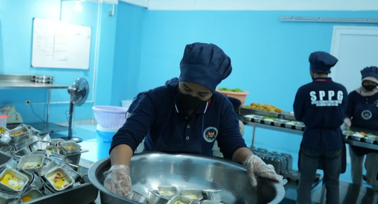 Seorang petugas SPPG tengah mendinginkan makanan usai dimasak untuk menjaga keamanan pangan Program MBG. (IDNVoice/MBG)