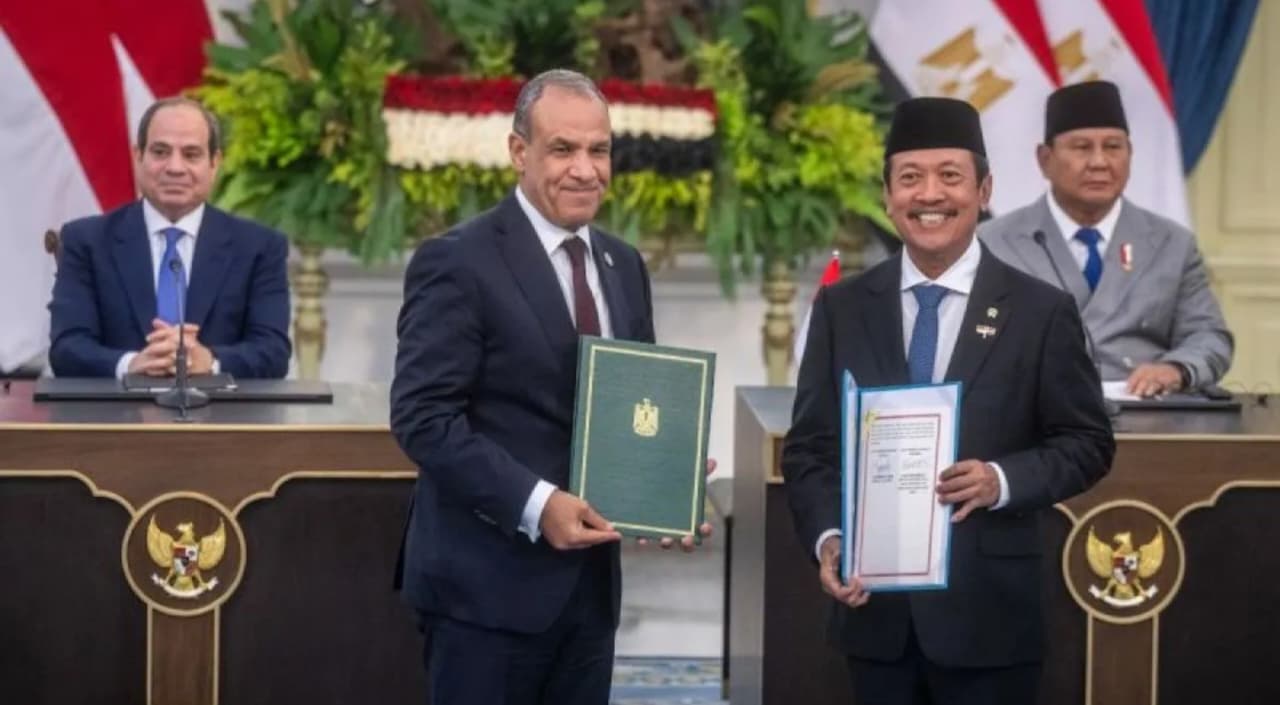 Presiden Prabowo Subianto bersama Presiden Mesir Abdel Fattah el-Sisi menyaksikan Menteri Kelautan dan Perikanan Sakti Wahyu Trenggono dengan Menteri Luar Negeri Mesir Badr Abdelatty memperlihatkan nota kesepahaman (MoU) yang sudah ditandatangani usai pertemuan bilateral di Istana Merdeka, Jakarta pada Minggu, 11 Oktober 2026. (IDNVoice/Antara Foto)