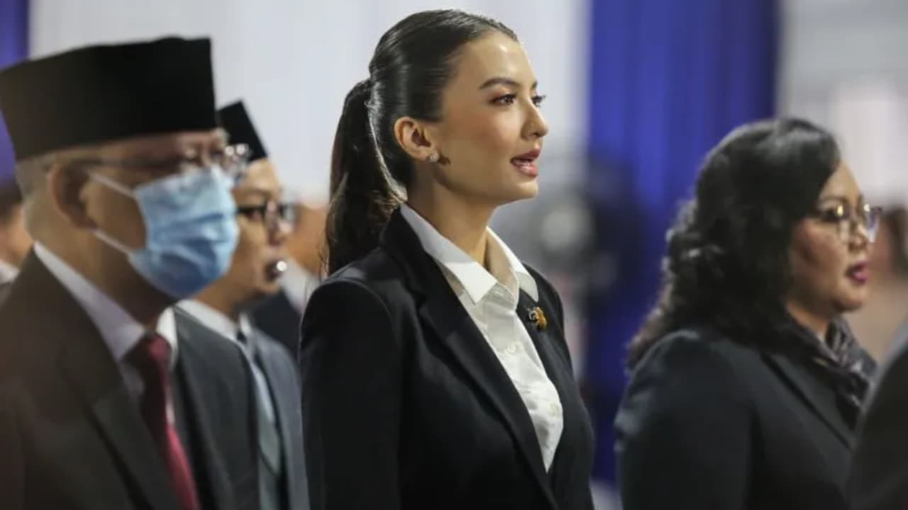 Raline Shah saat dilantik menjadi Staf Khusus Menkomdigi bidang Kemitraan Global dan Edukasi Digital Kementerian Komdigi pada Senin, 13 Januari 2025. (IDNVoice/Antara Foto)