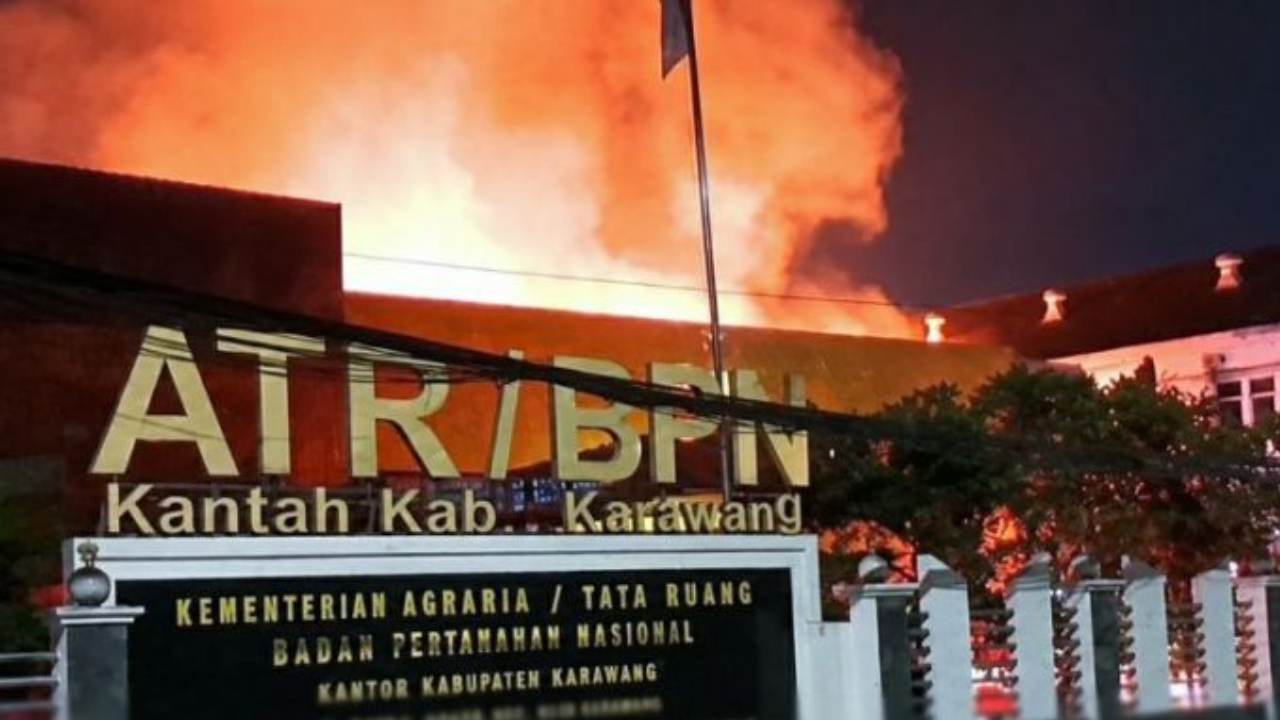  Kebakaran Kantor ATR/BPN Karawang. (IDNVoice/Antara Foto)