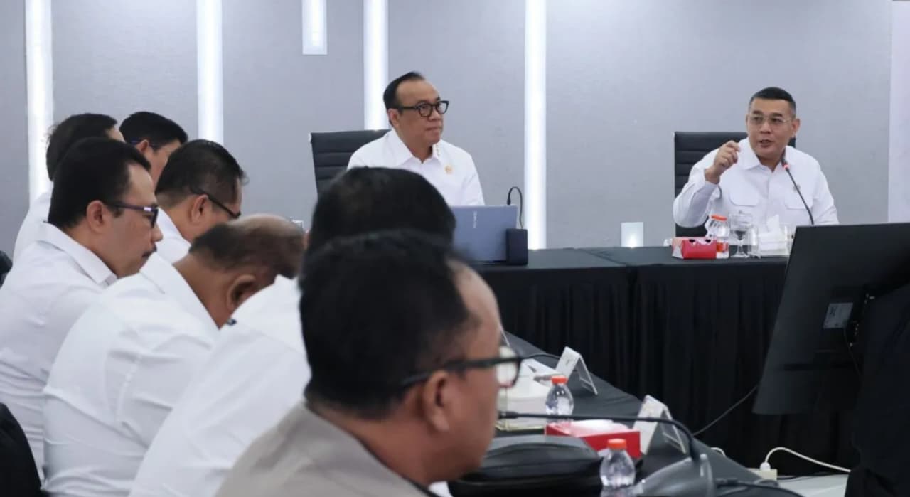 Wakil Menteri (Wamen) ATR/Wakil Kepala (Waka) BPN Ossy Dermawan saat berdiskusi dengan Kepala BRAN Dedi Prasetyo di Jakarta pada Rabu, 14 Oktober 2026. (IDNVoice/ATR/BPN)